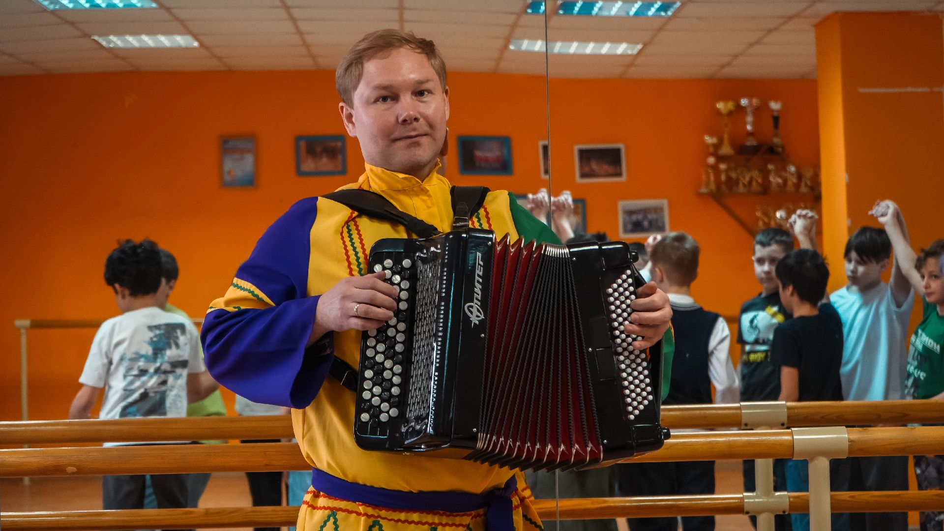 дк вертикаль, дзержинский, весна, школьники,