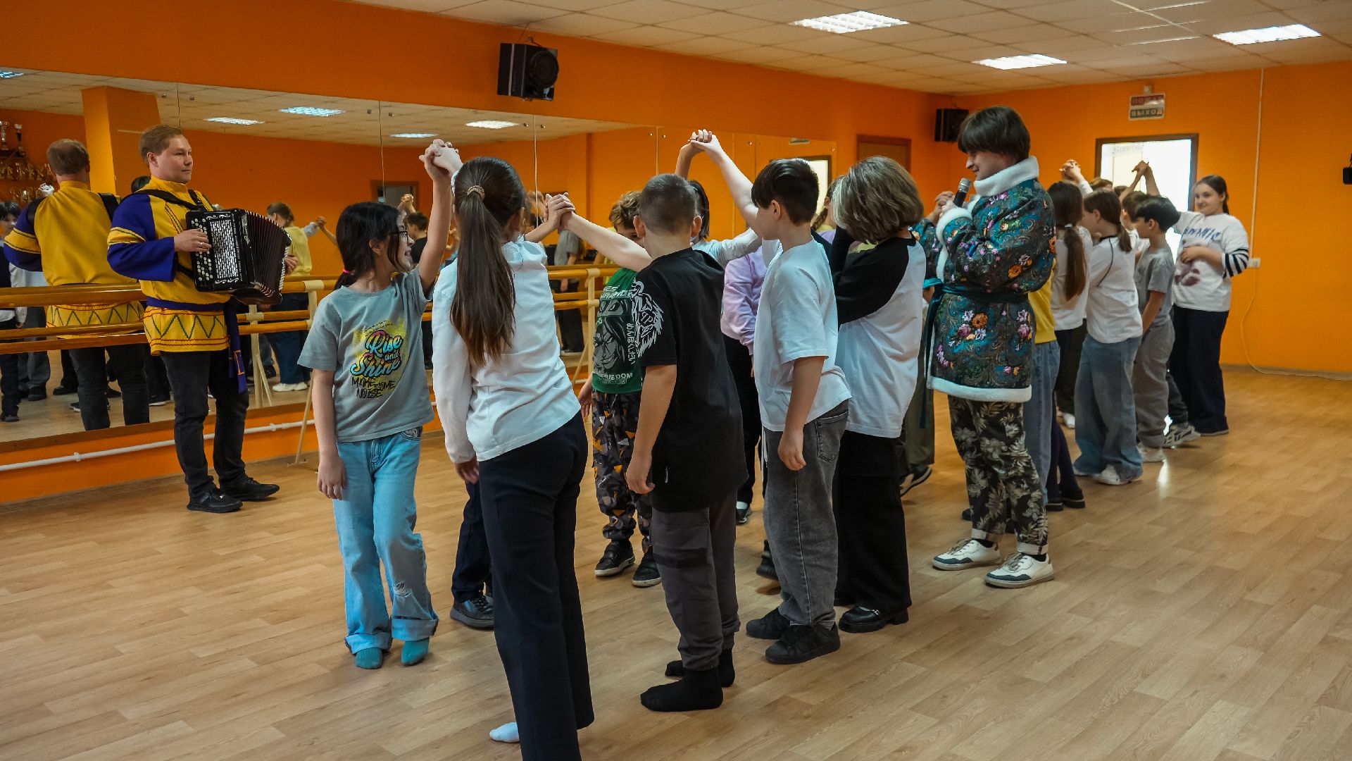 дк вертикаль, дзержинский, весна, школьники,