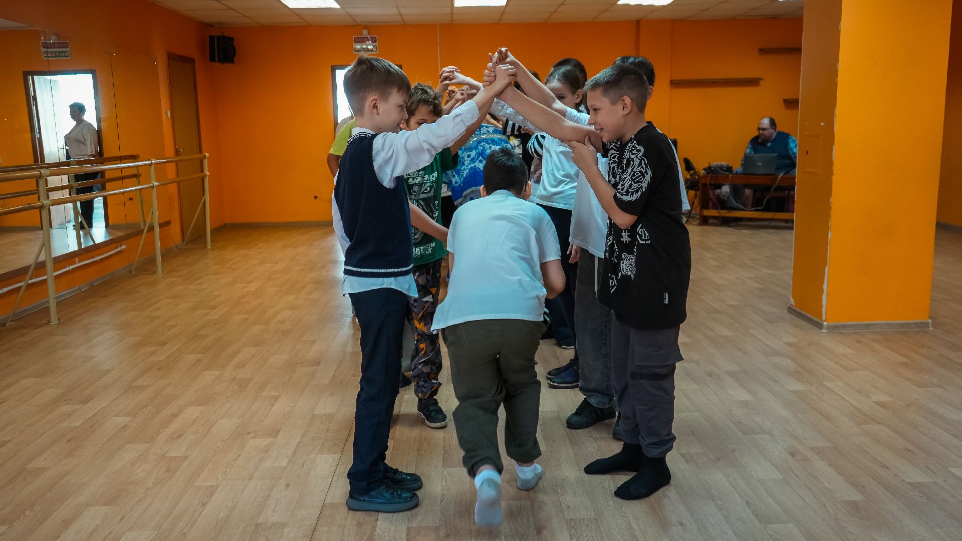 дк вертикаль, дзержинский, весна, школьники,