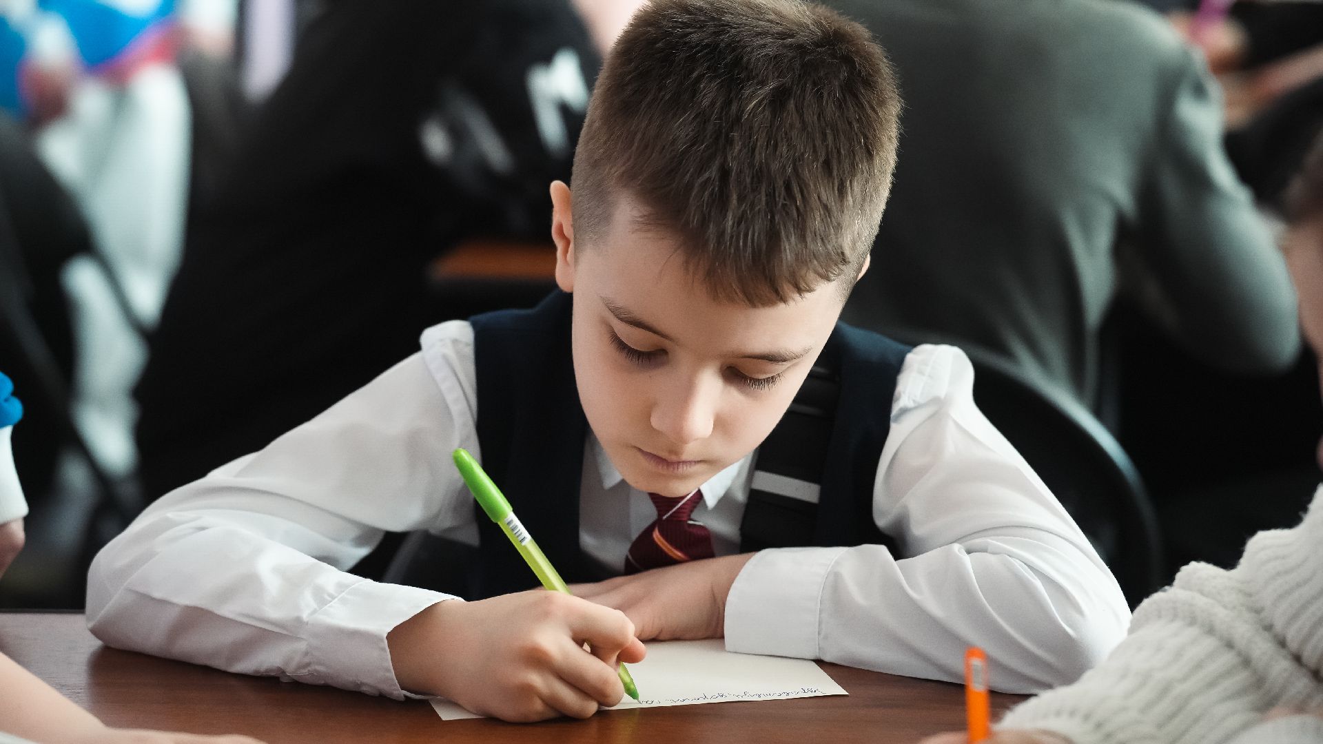 дзержинский, дк вертикаль, письма солдатам, сво, гуманитаная помощь, школьники,