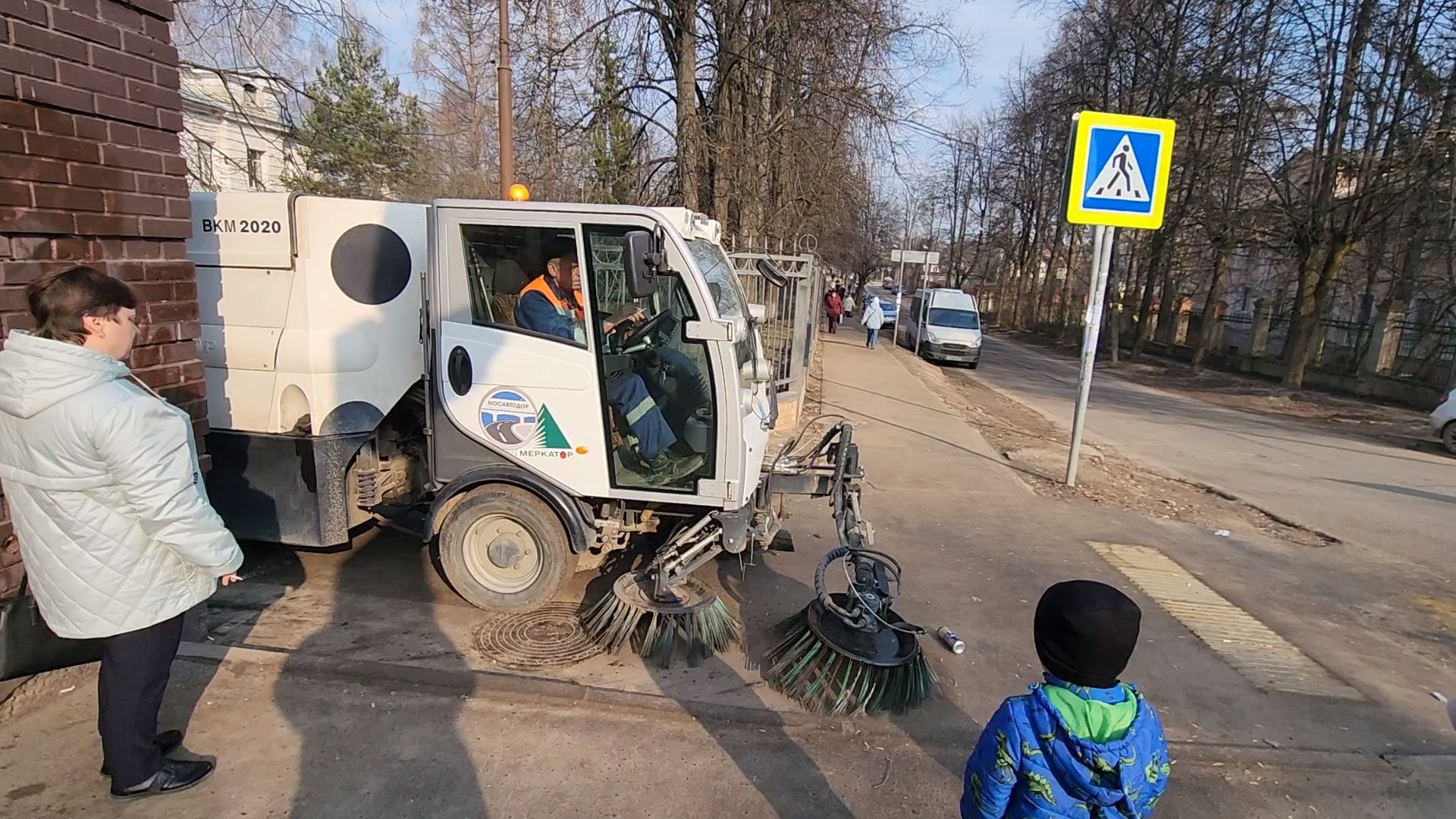Чехов, улица Чехова, уборка тротуаров, чистка тротуаров, Мосавтодор, уборочная техника, спецтехника, МБУ Чеховское благоустройство,