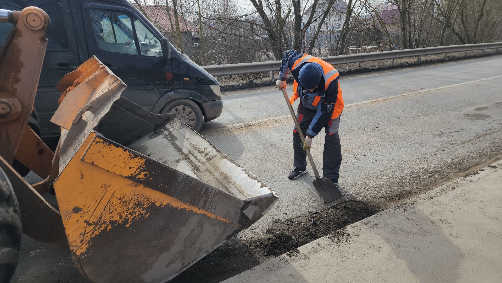 пушкинский, ивантеевка, уборка, автодорога, уборка мусора, сезонные работы, коммунальная служба,