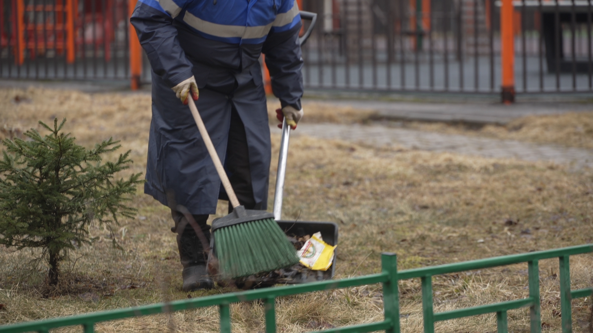 содержание территории, микрорайон Школьный, микрорайон Тополек, МКУ ЖКХ и благоустройство, уборка детских площадок,