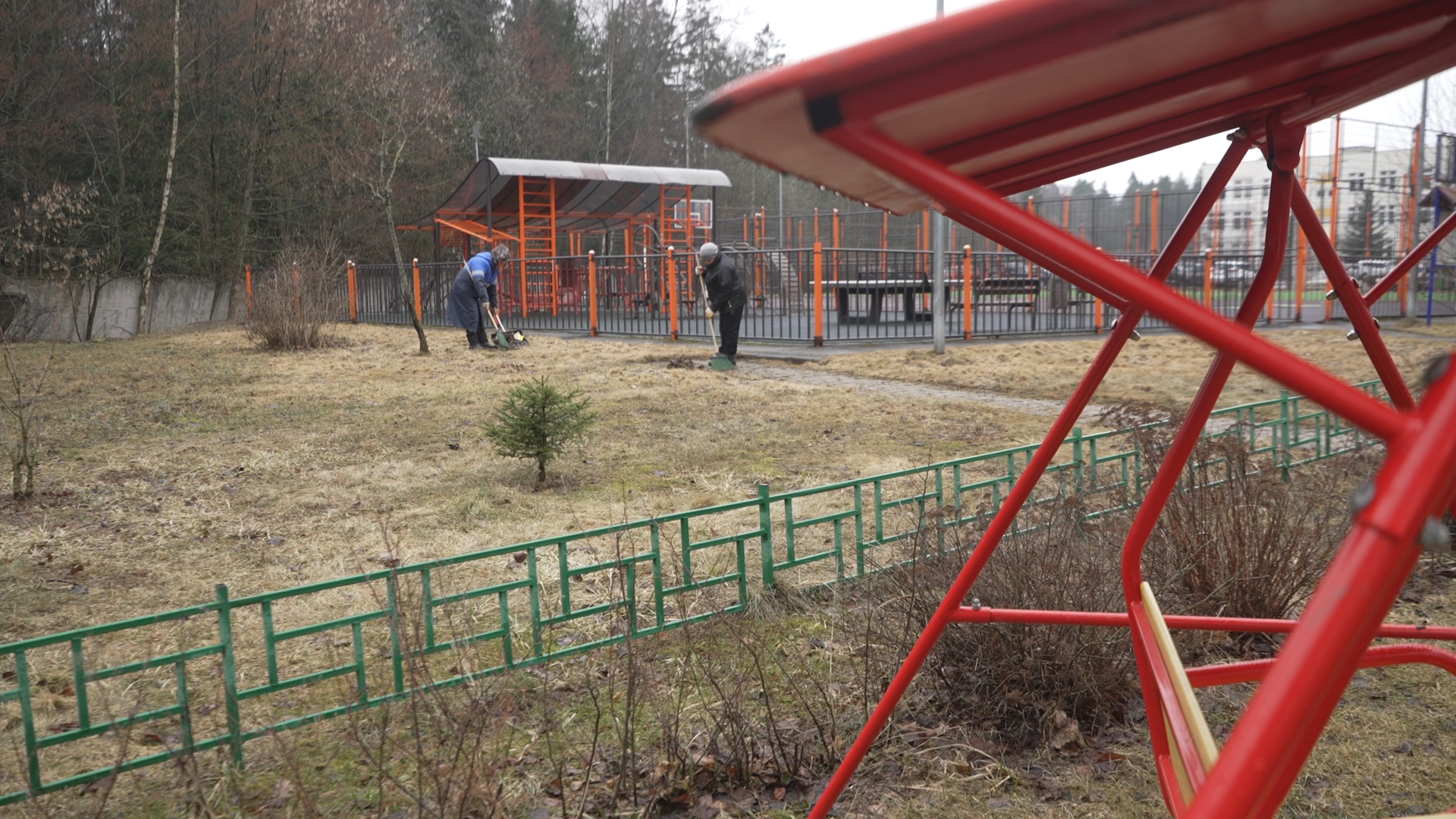 содержание территории, микрорайон Школьный, микрорайон Тополек, МКУ ЖКХ и благоустройство, уборка детских площадок,