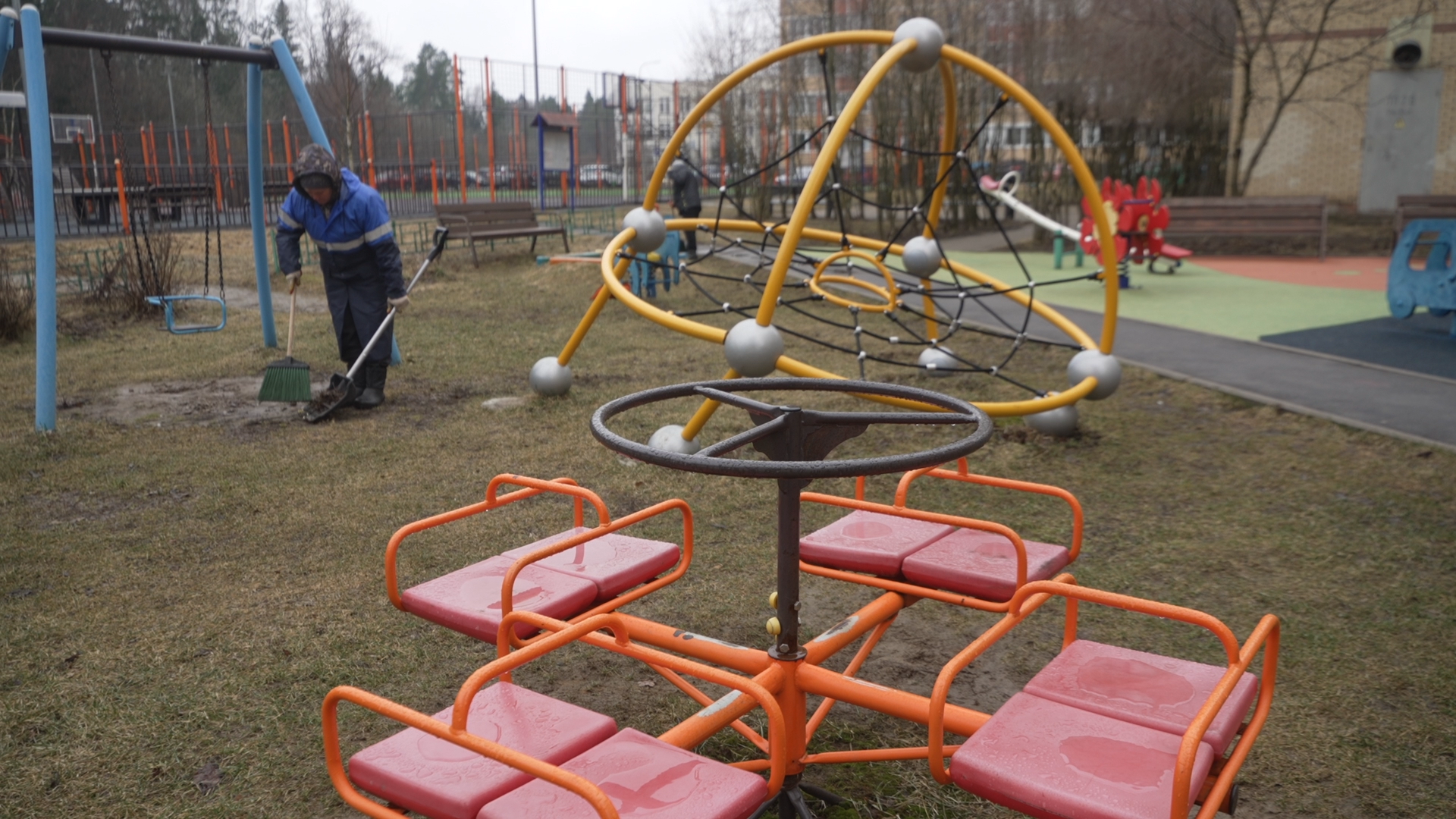 содержание территории, микрорайон Школьный, микрорайон Тополек, МКУ ЖКХ и благоустройство, уборка детских площадок,