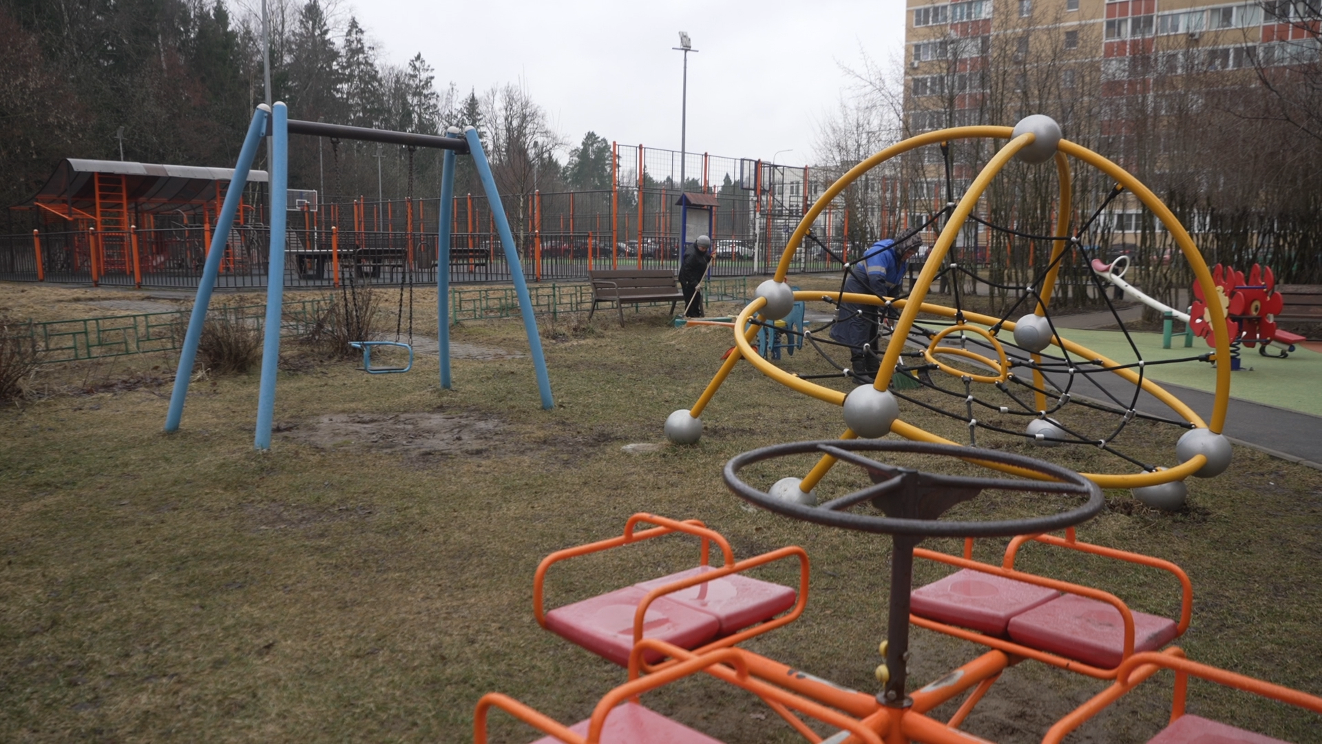 содержание территории, микрорайон Школьный, микрорайон Тополек, МКУ ЖКХ и благоустройство, уборка детских площадок,