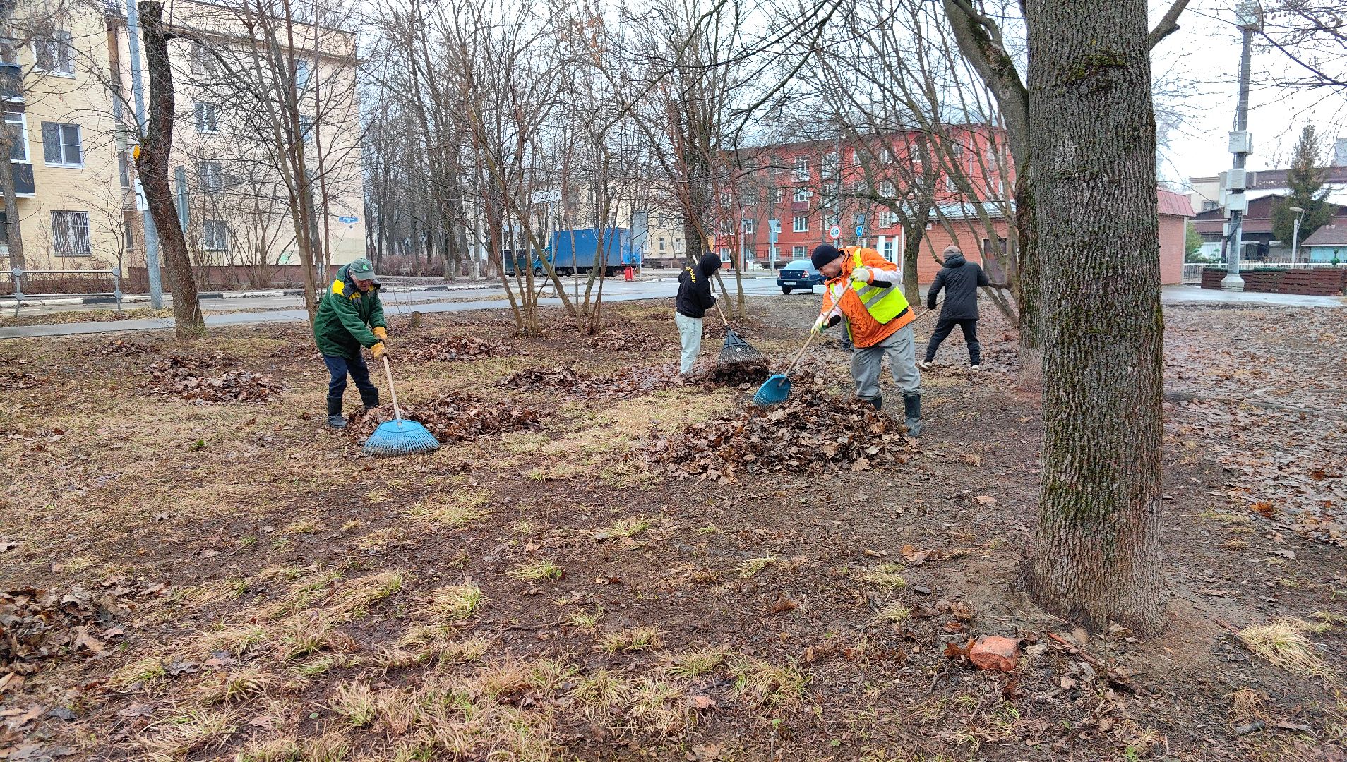 мусор, листва, мешки, набережная, коммунальщики,