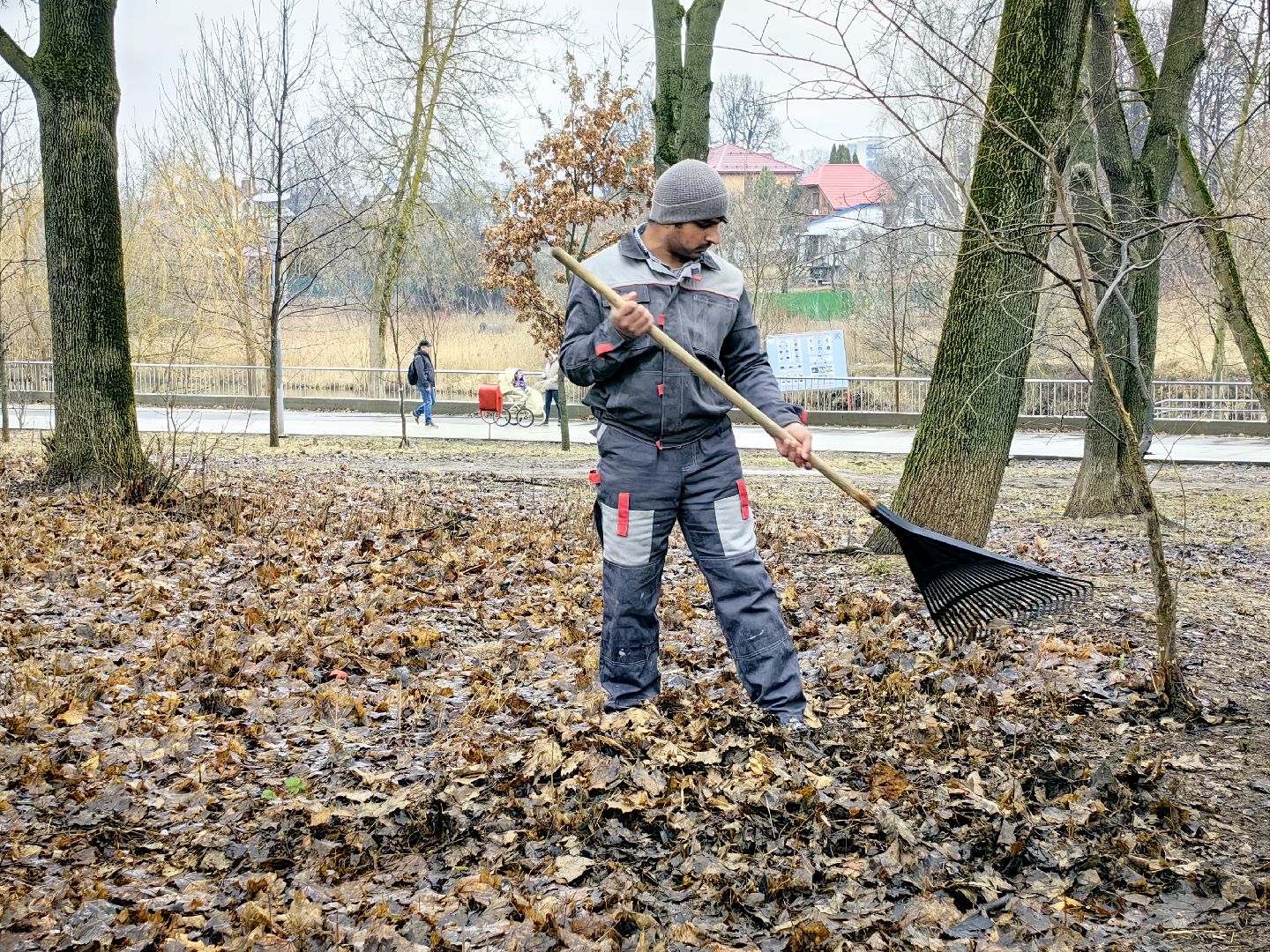 мусор, листва, мешки, набережная, коммунальщики,