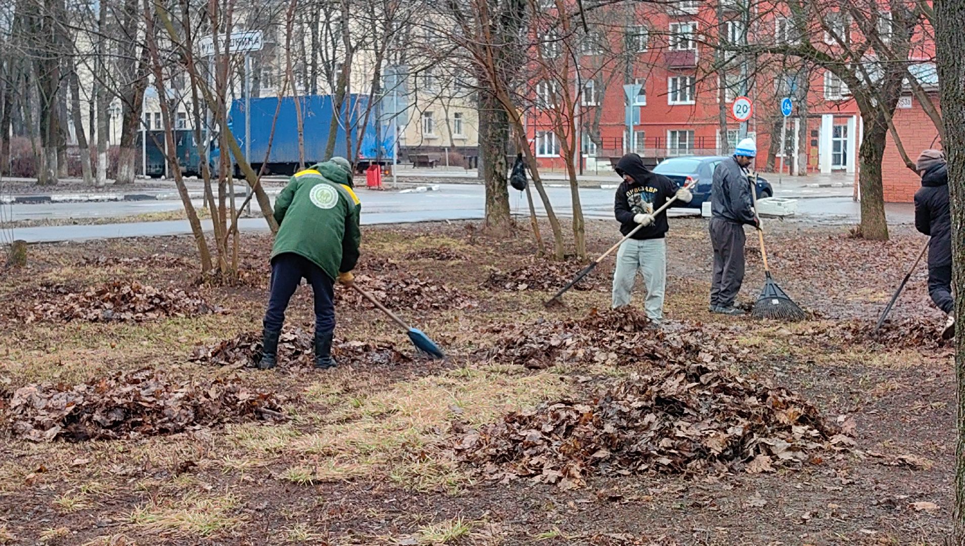 мусор, листва, мешки, набережная, коммунальщики,