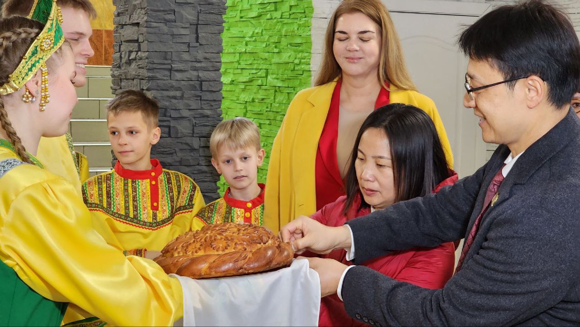 Дмитров, Гимназия Дмитров, Чжаоцин, КНР,