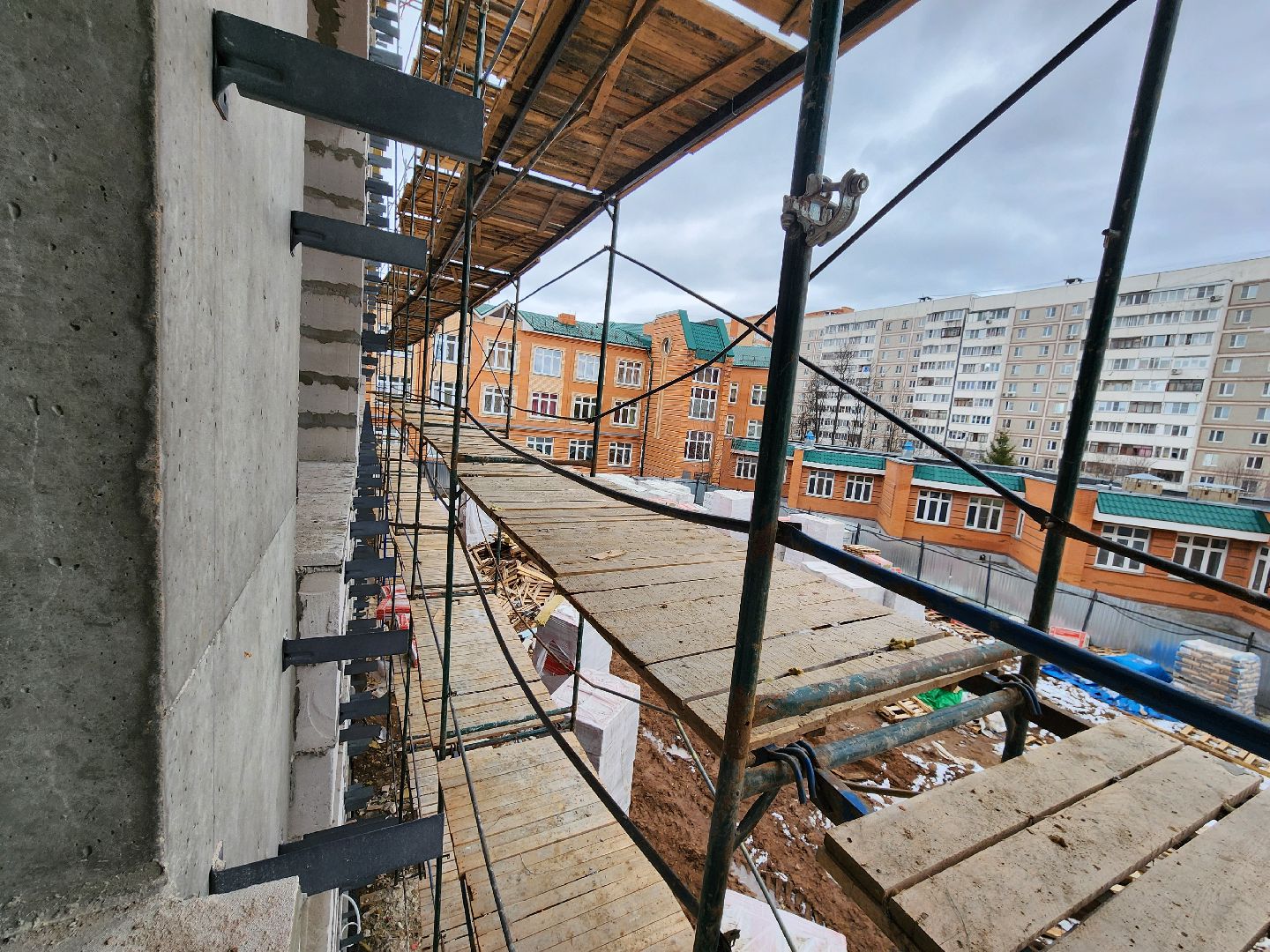 Чехов, школа 3, строительство пристройки на 200 мест, черновая отделка помещений, лестничные клетки, штукатурка, утепление фасада, монтаж инженерных сетей, госпрограмма московской области,