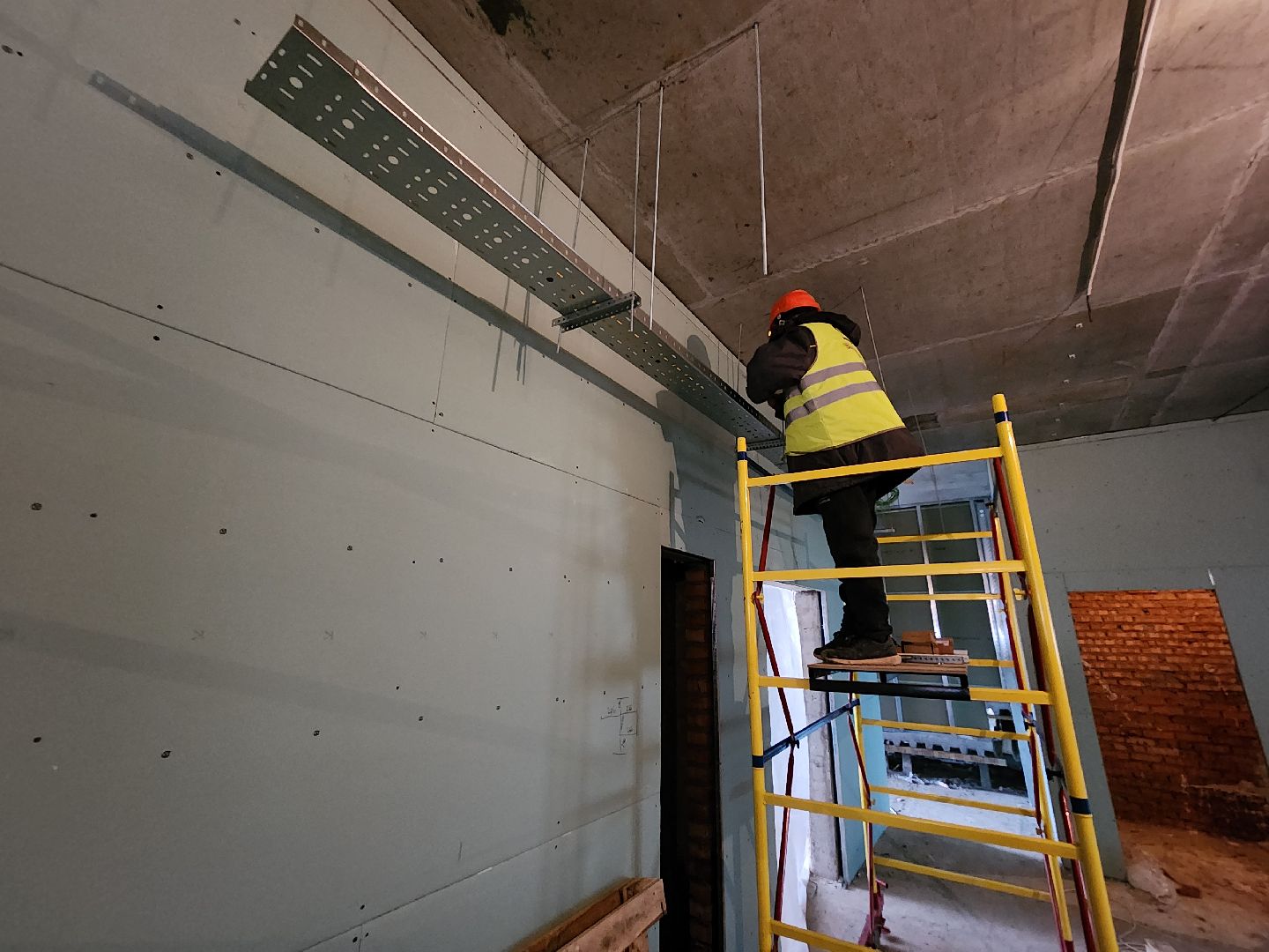 Чехов, школа 3, строительство пристройки на 200 мест, черновая отделка помещений, лестничные клетки, штукатурка, утепление фасада, монтаж инженерных сетей, госпрограмма московской области,