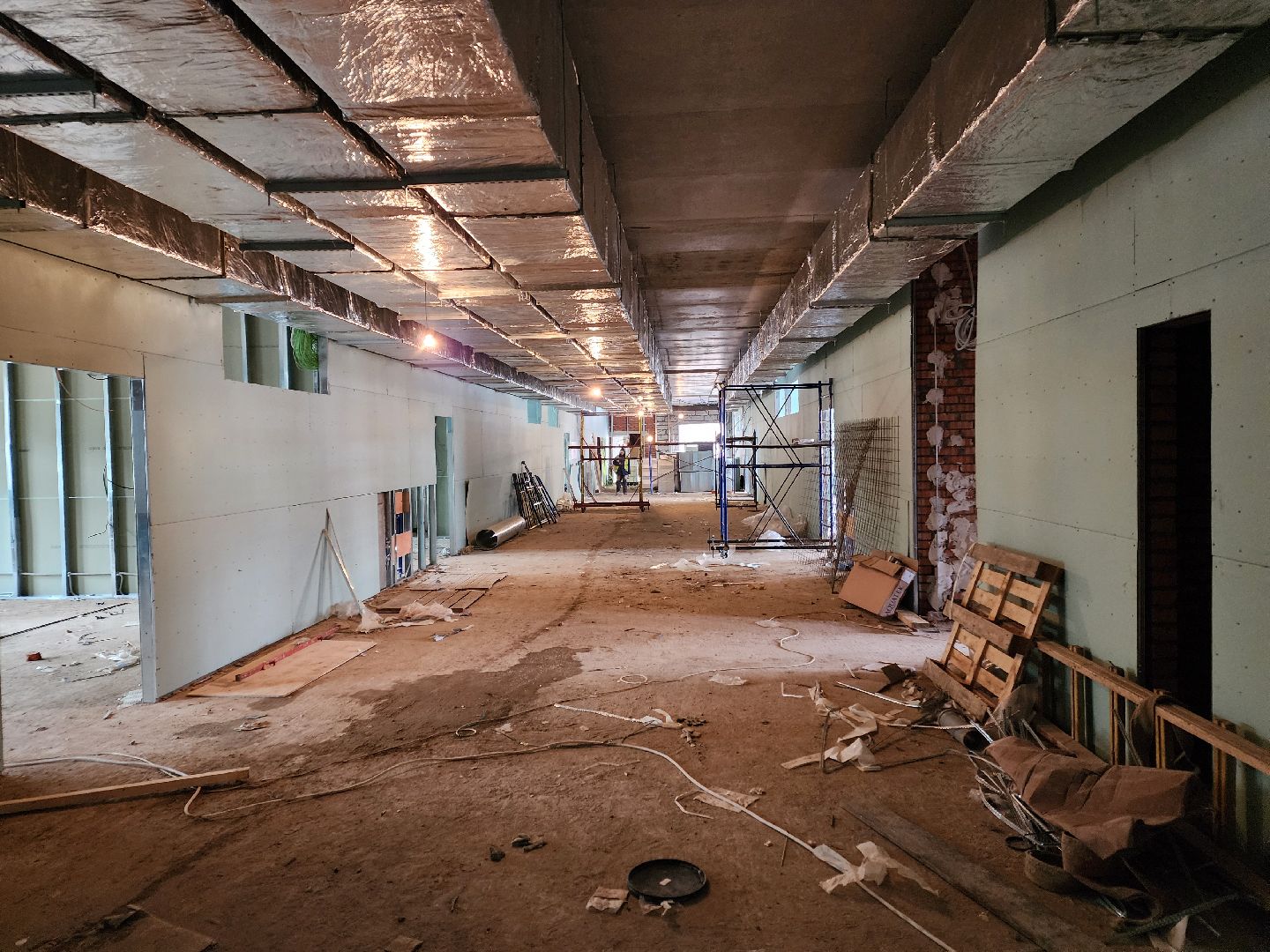 Чехов, школа 3, строительство пристройки на 200 мест, черновая отделка помещений, лестничные клетки, штукатурка, утепление фасада, монтаж инженерных сетей, госпрограмма московской области,