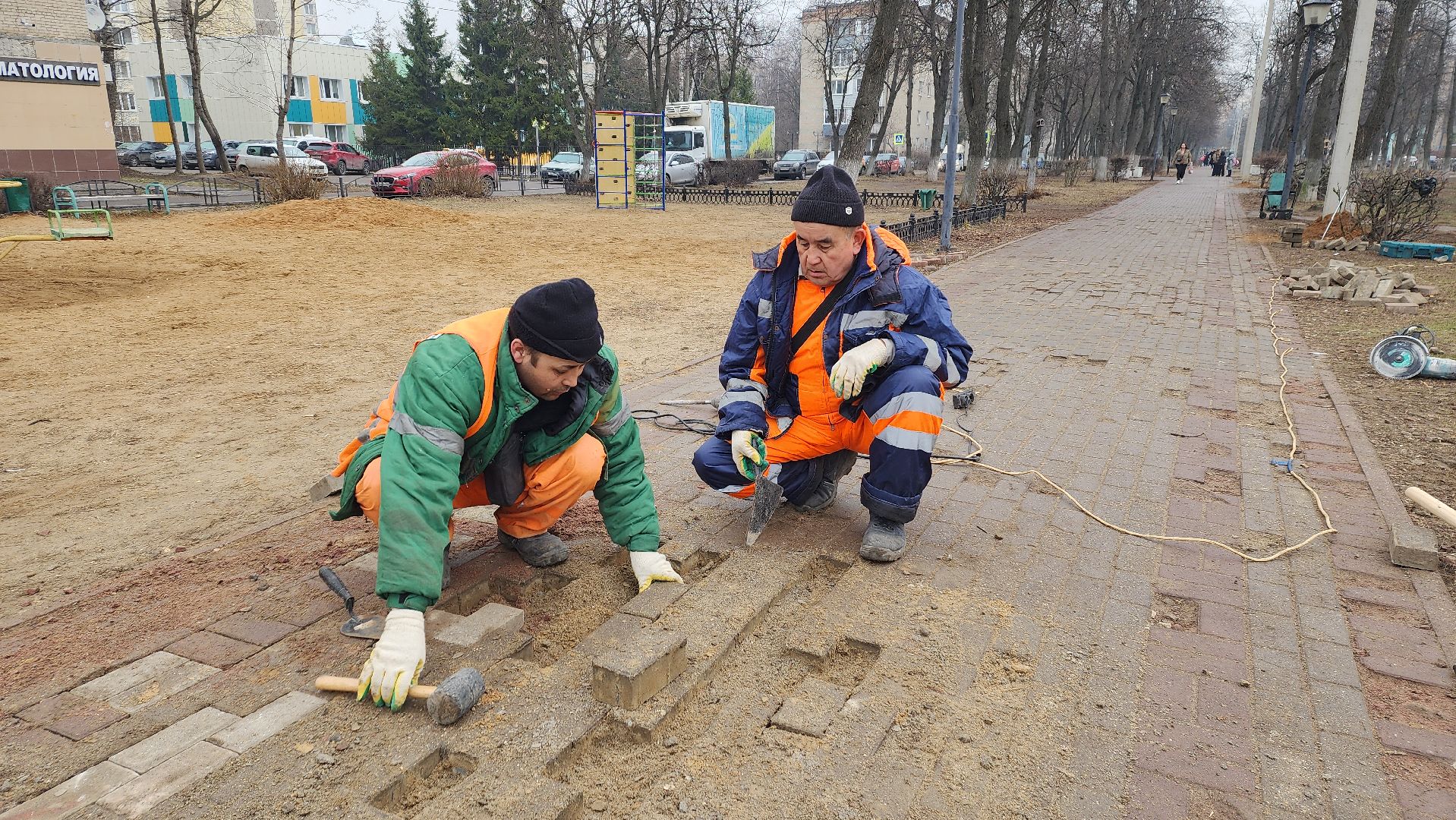 ремонт тротуара, ивантеевка, бульвар, коммунальные службы, рабочие, плитка, жители,