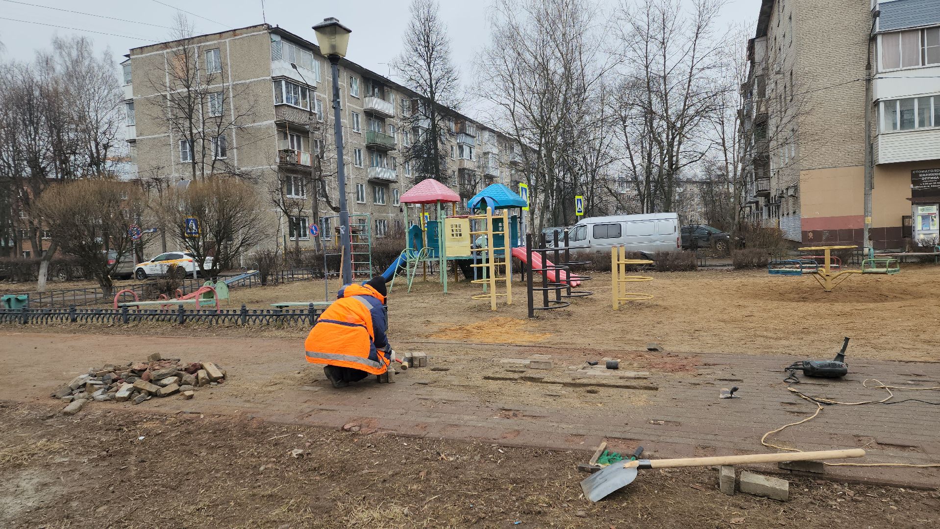 ремонт тротуара, ивантеевка, бульвар, коммунальные службы, рабочие, плитка, жители,