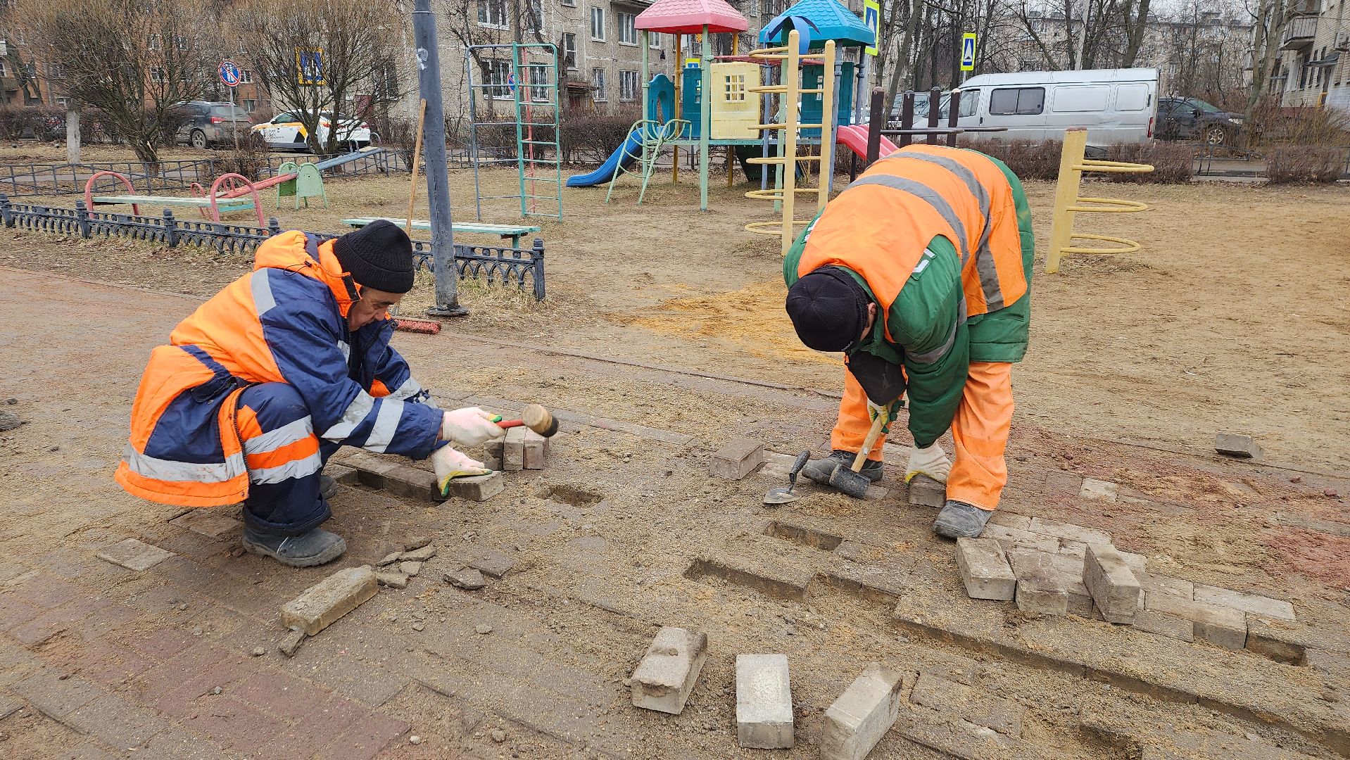 ремонт тротуара, ивантеевка, бульвар, коммунальные службы, рабочие, плитка, жители,