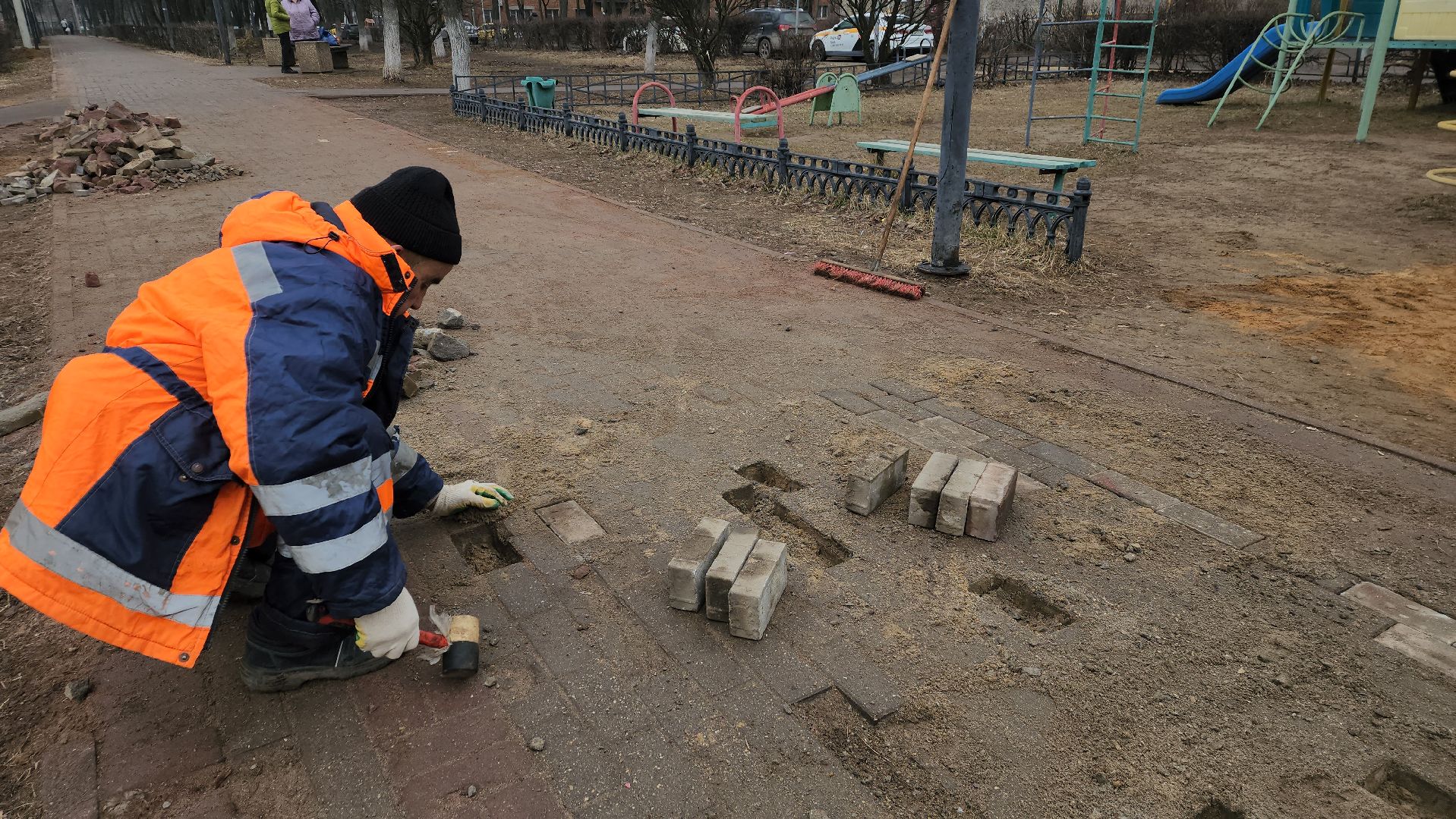 ремонт тротуара, ивантеевка, бульвар, коммунальные службы, рабочие, плитка, жители,