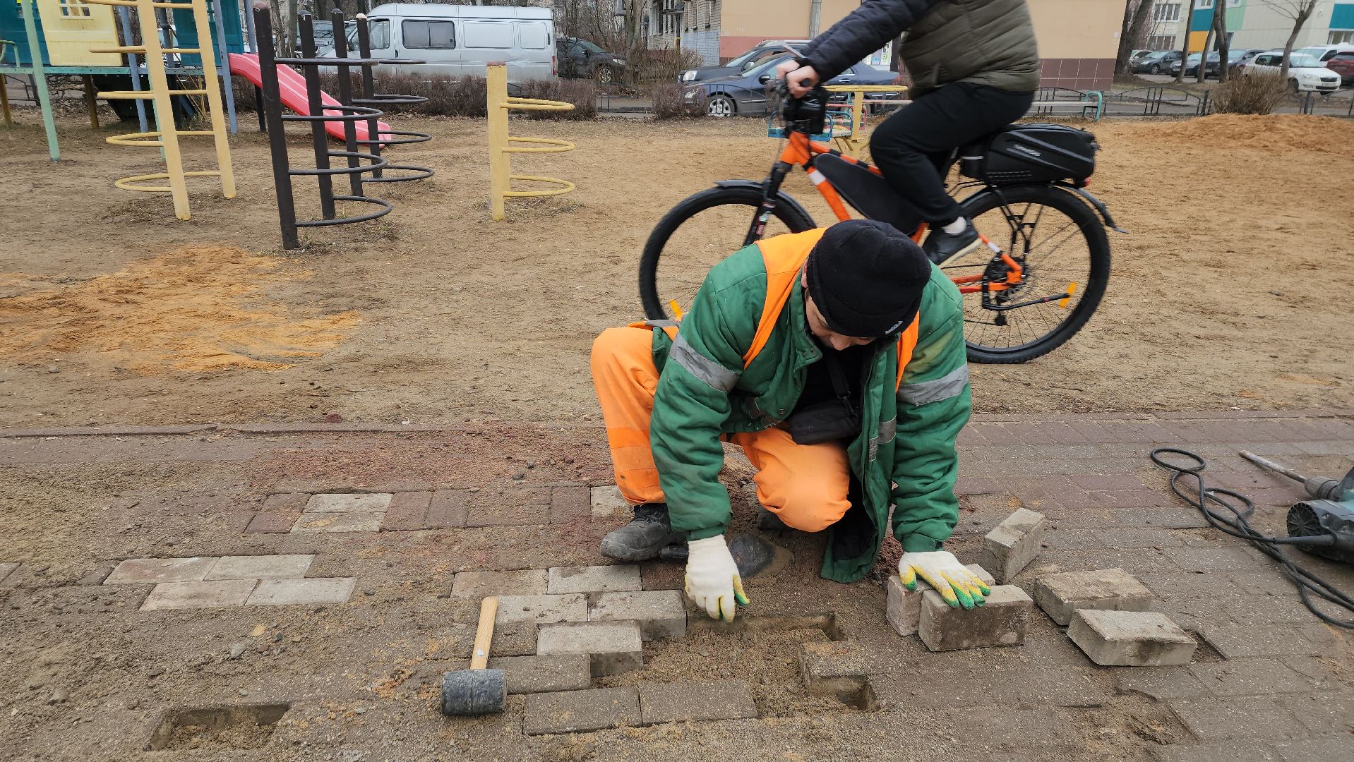 ремонт тротуара, ивантеевка, бульвар, коммунальные службы, рабочие, плитка, жители,