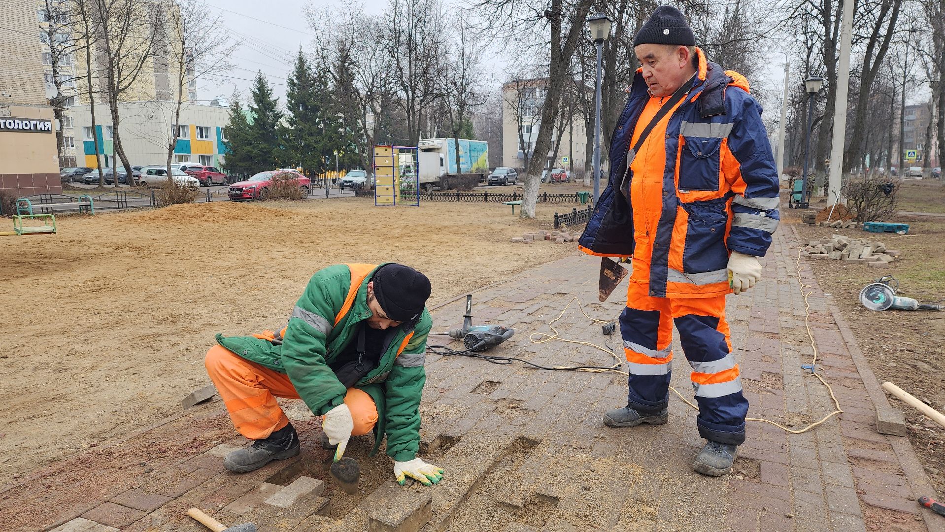 ремонт тротуара, ивантеевка, бульвар, коммунальные службы, рабочие, плитка, жители,