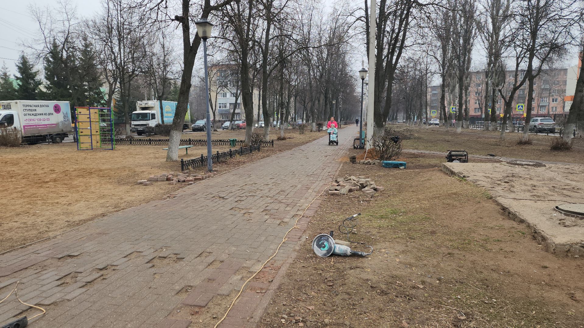 ремонт тротуара, ивантеевка, бульвар, коммунальные службы, рабочие, плитка, жители,