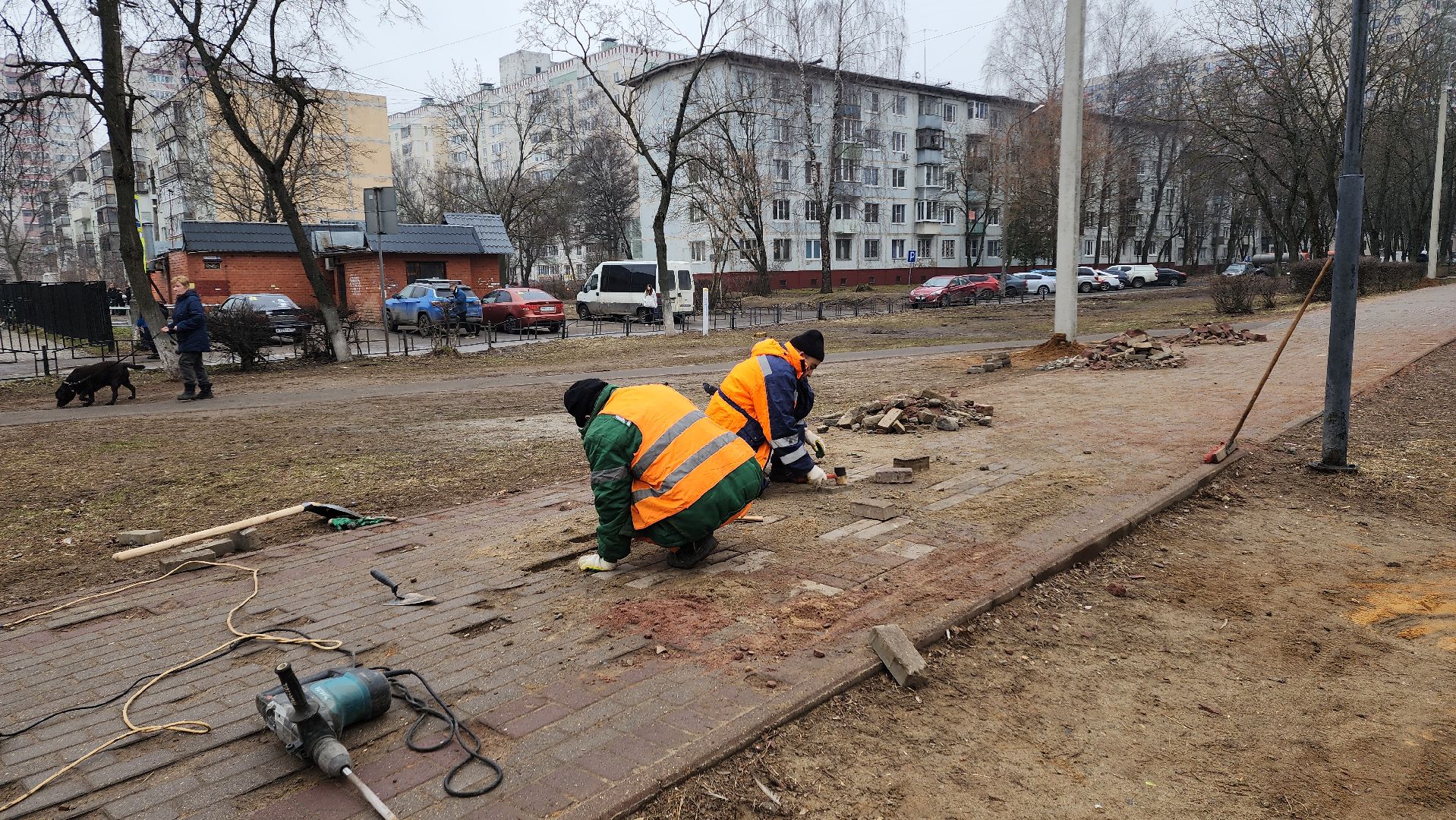 ремонт тротуара, ивантеевка, бульвар, коммунальные службы, рабочие, плитка, жители,