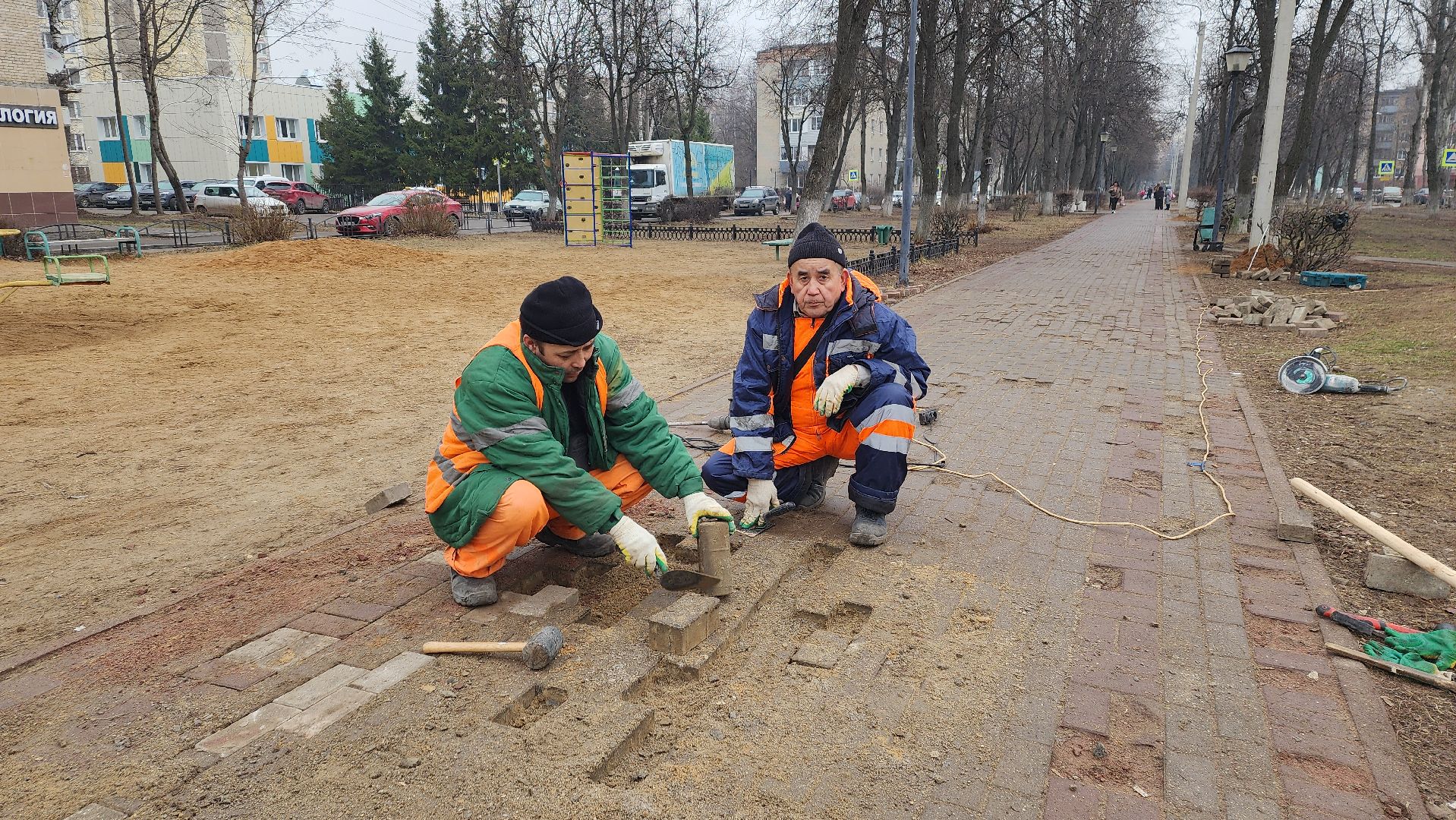 ремонт тротуара, ивантеевка, бульвар, коммунальные службы, рабочие, плитка, жители,