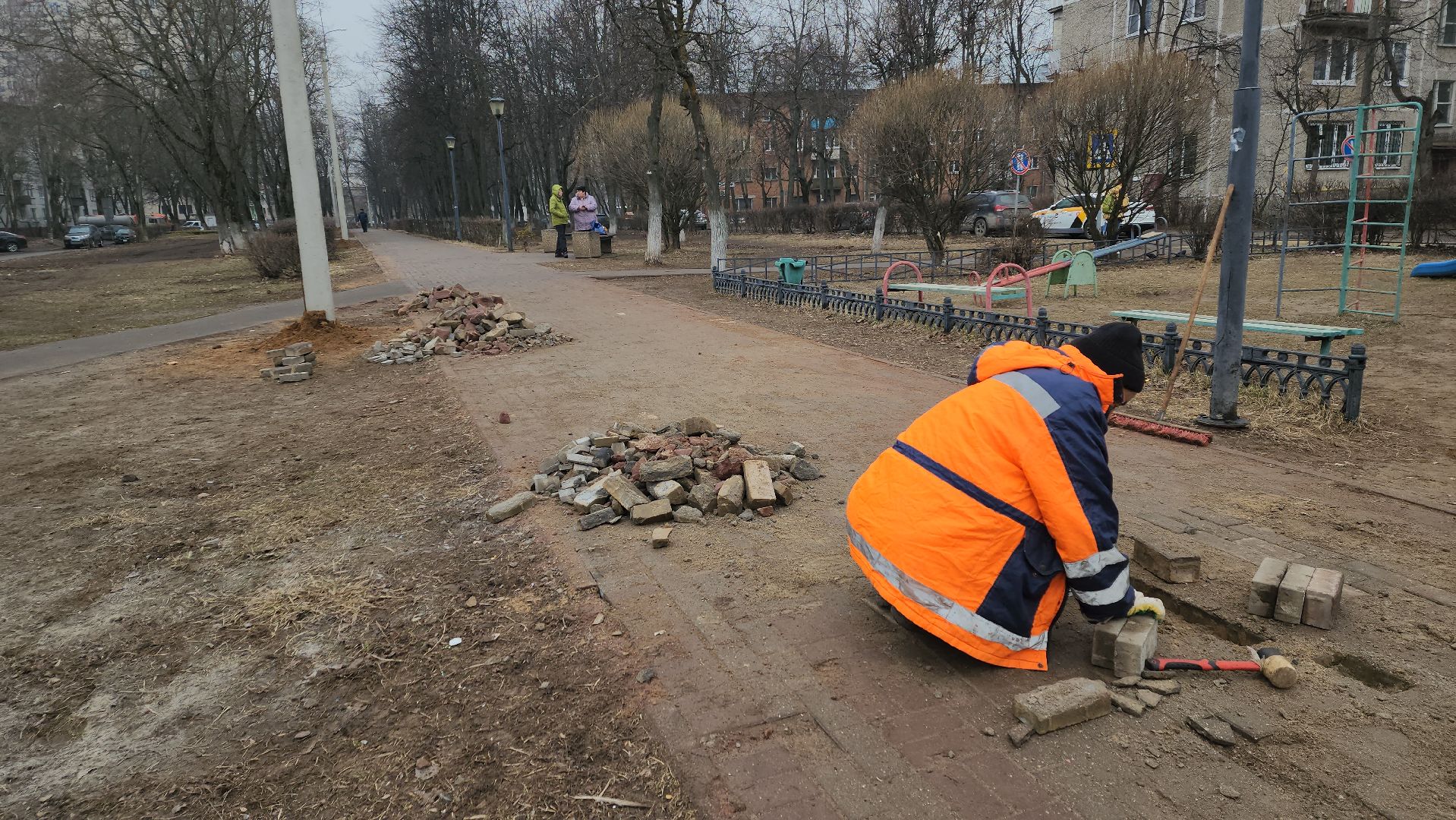 ремонт тротуара, ивантеевка, бульвар, коммунальные службы, рабочие, плитка, жители,