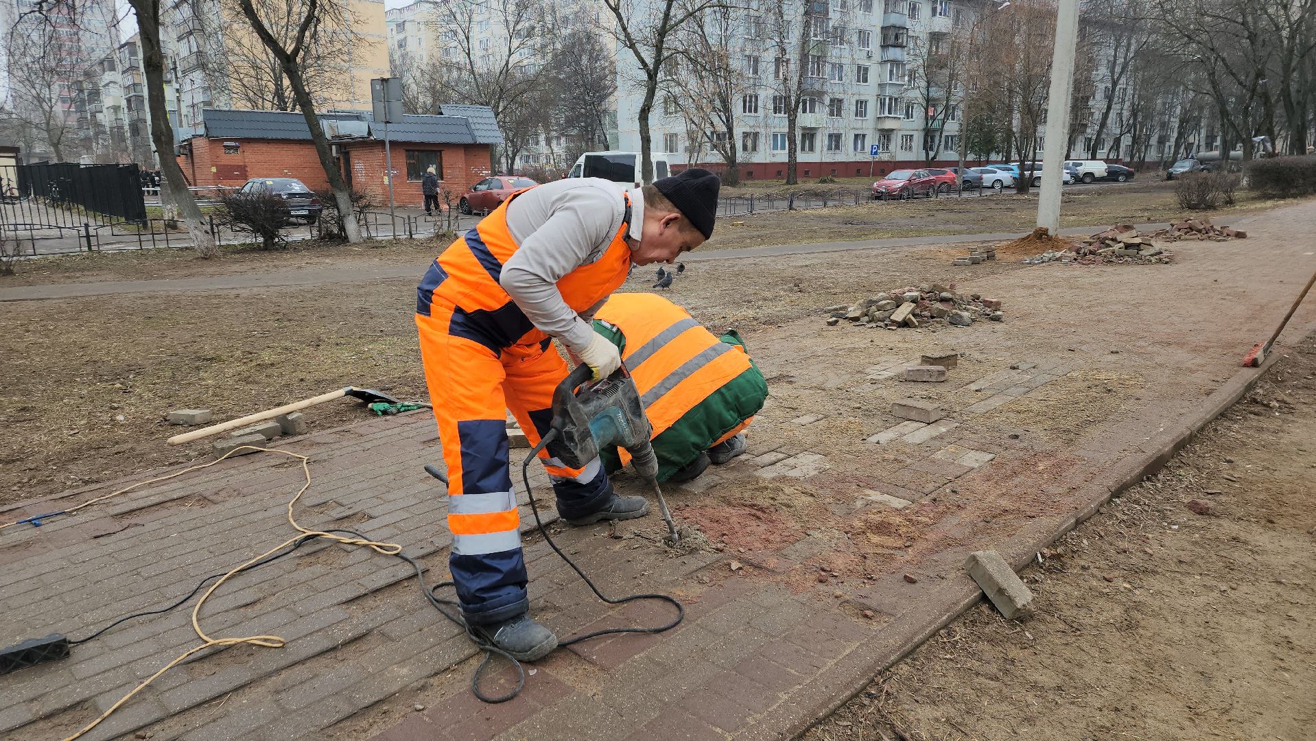 ремонт тротуара, ивантеевка, бульвар, коммунальные службы, рабочие, плитка, жители,
