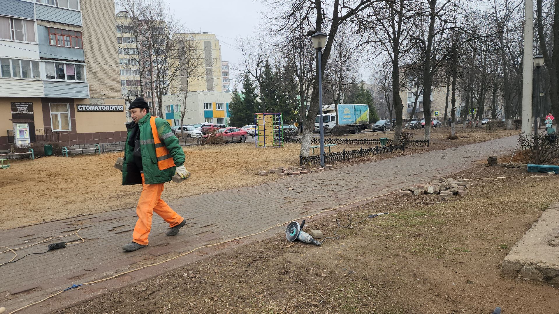 ремонт тротуара, ивантеевка, бульвар, коммунальные службы, рабочие, плитка, жители,