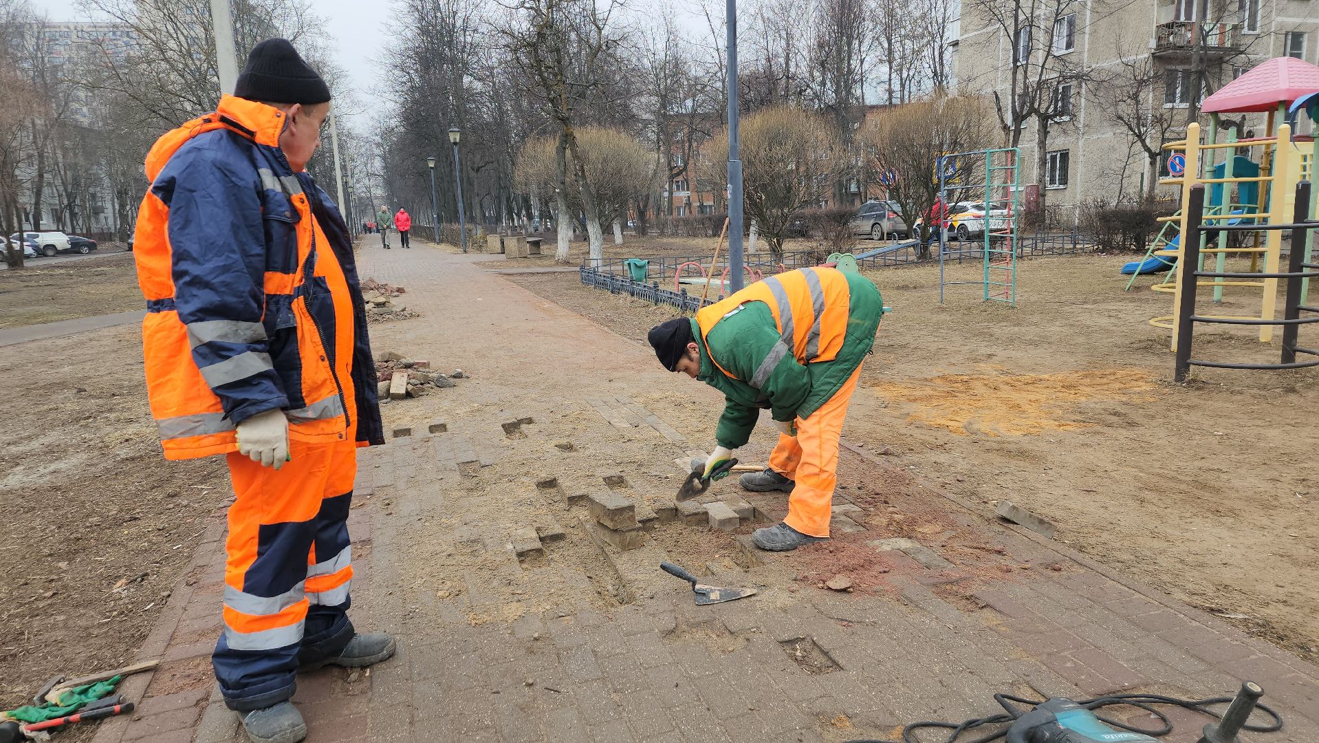 ремонт тротуара, ивантеевка, бульвар, коммунальные службы, рабочие, плитка, жители,