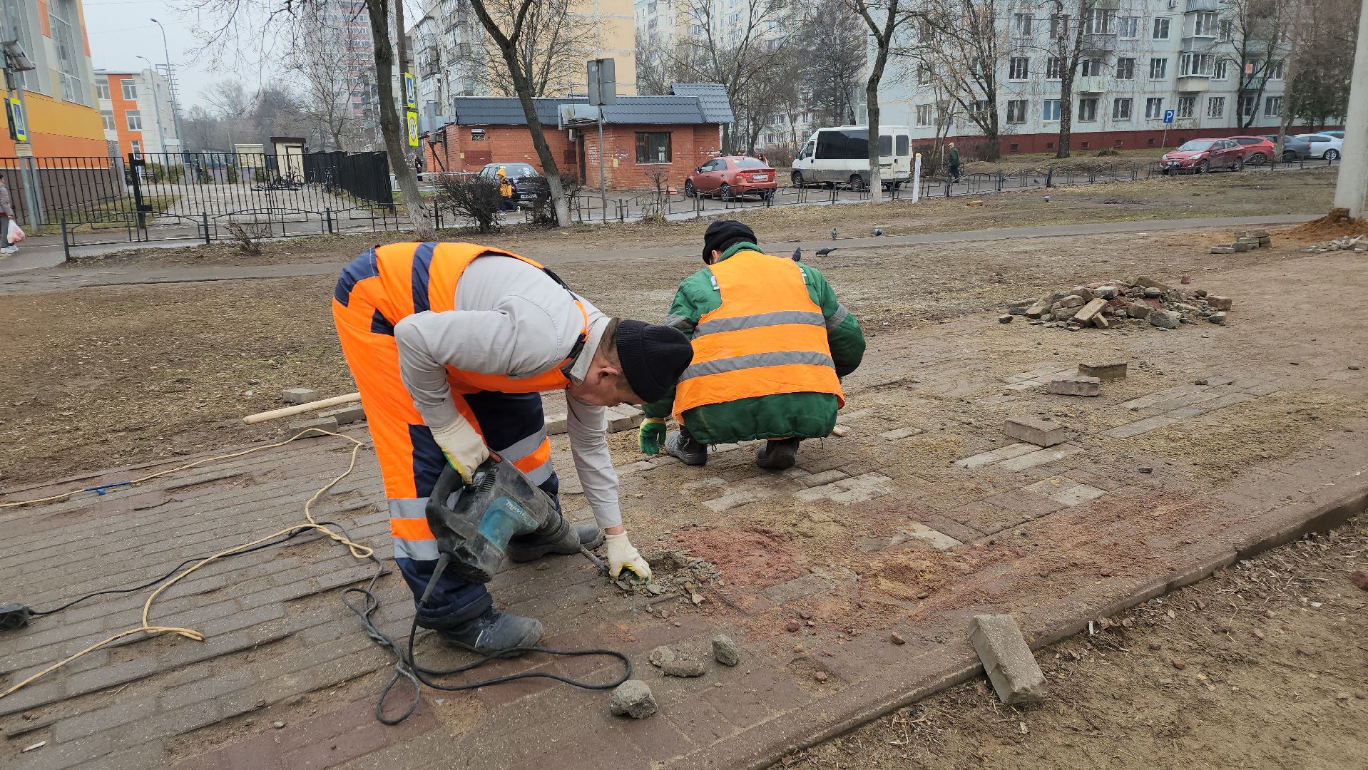ремонт тротуара, ивантеевка, бульвар, коммунальные службы, рабочие, плитка, жители,