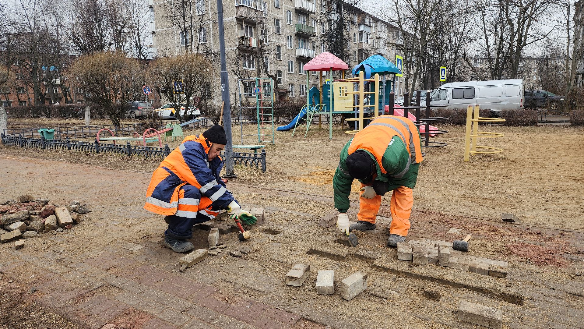 ремонт тротуара, ивантеевка, бульвар, коммунальные службы, рабочие, плитка, жители,