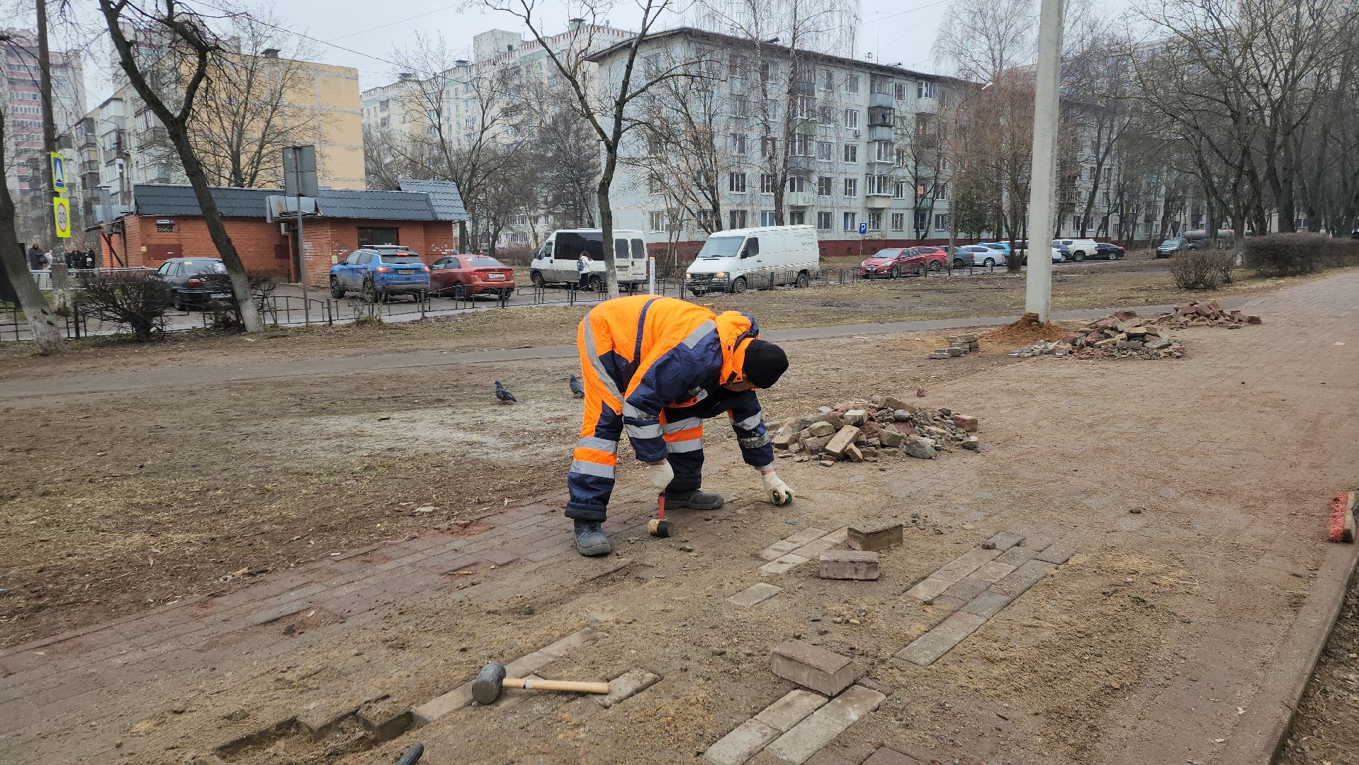 ремонт тротуара, ивантеевка, бульвар, коммунальные службы, рабочие, плитка, жители,