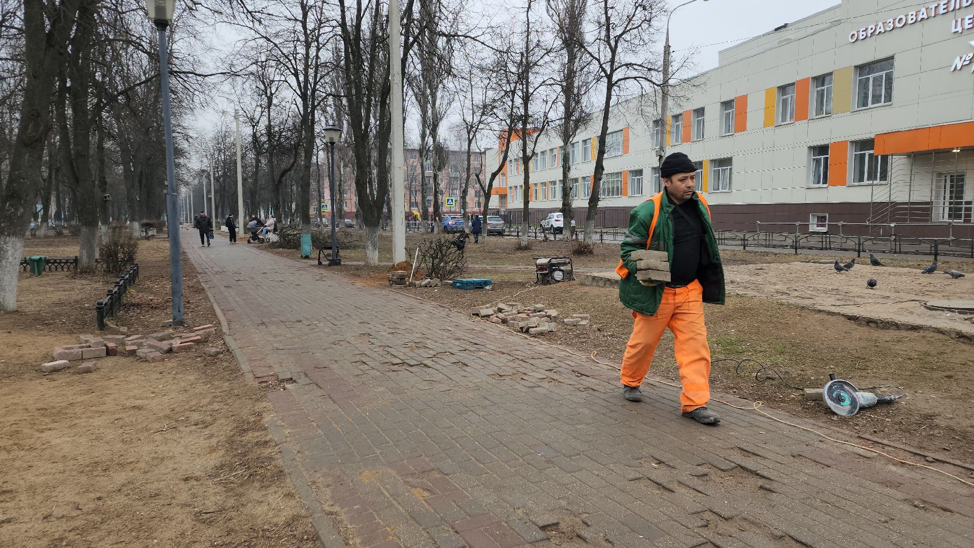 ремонт тротуара, ивантеевка, бульвар, коммунальные службы, рабочие, плитка, жители,