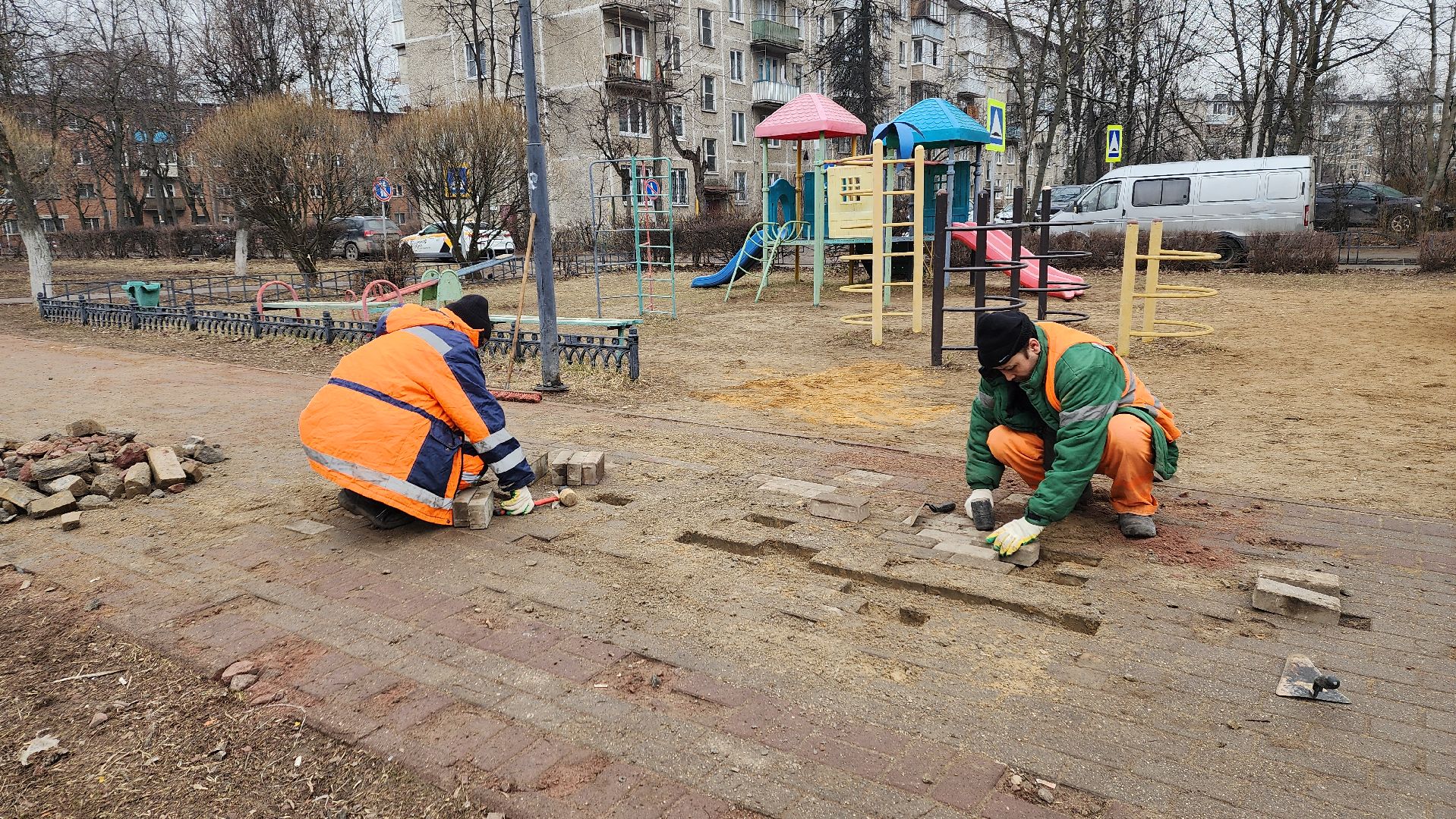 ремонт тротуара, ивантеевка, бульвар, коммунальные службы, рабочие, плитка, жители,
