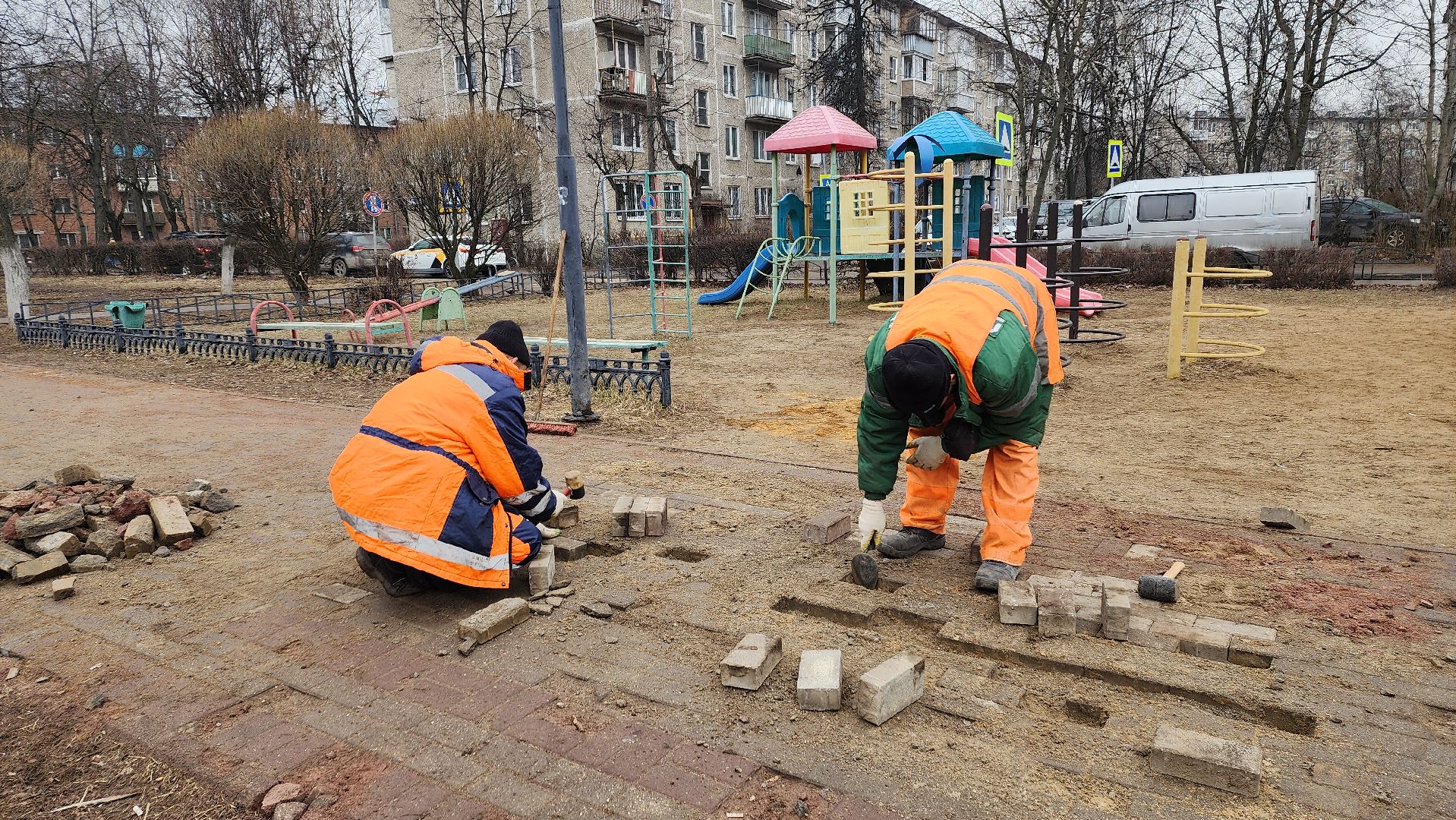 ремонт тротуара, ивантеевка, бульвар, коммунальные службы, рабочие, плитка, жители,