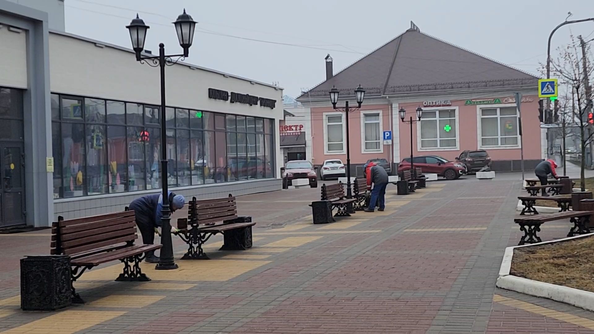 Бронницы, Благоустройство, Красят лавочки,