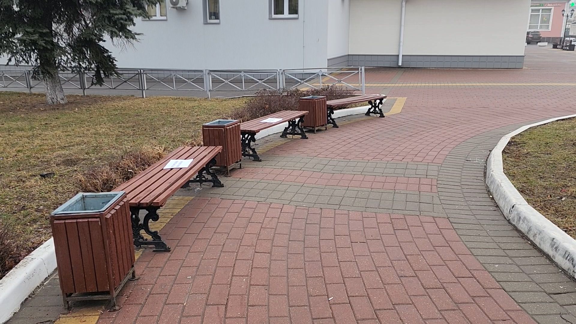 Бронницы, Благоустройство, Красят лавочки,