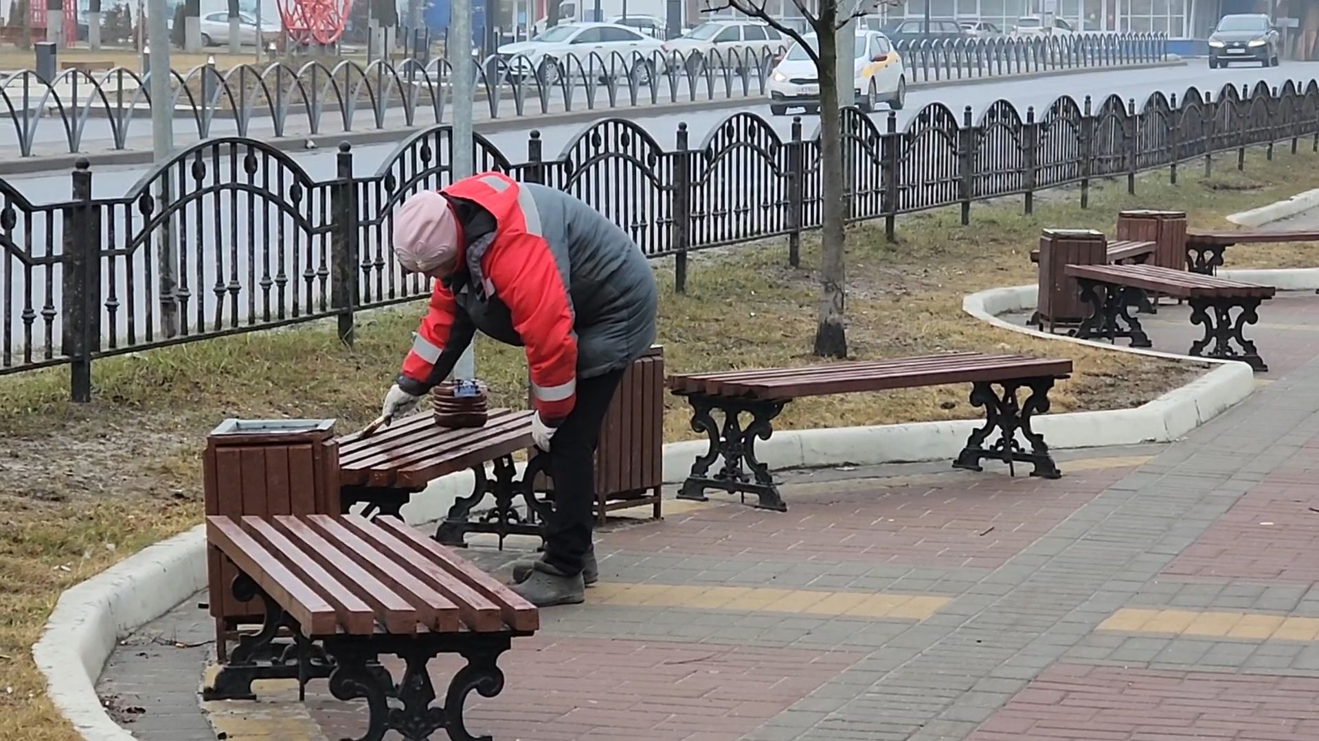 Бронницы, Благоустройство, Красят лавочки,