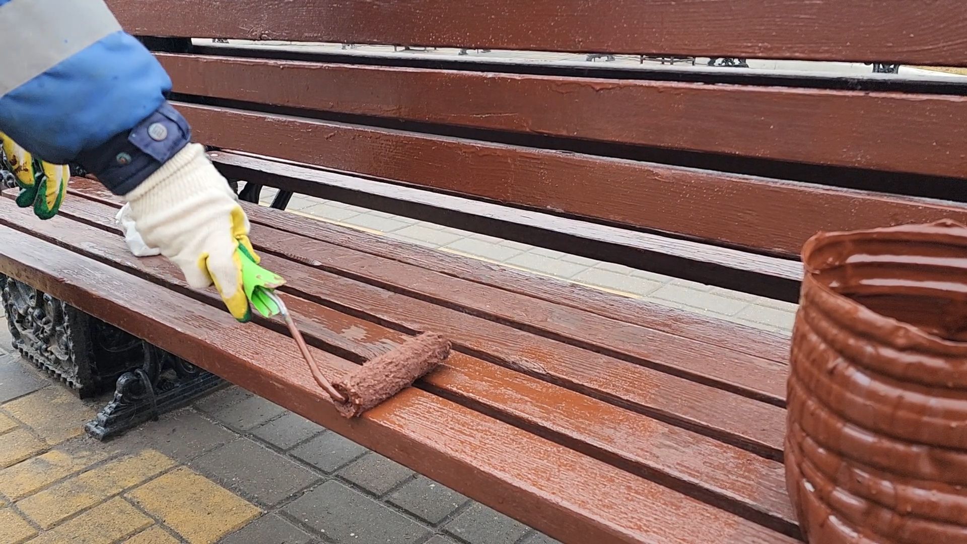 Бронницы, Благоустройство, Красят лавочки,