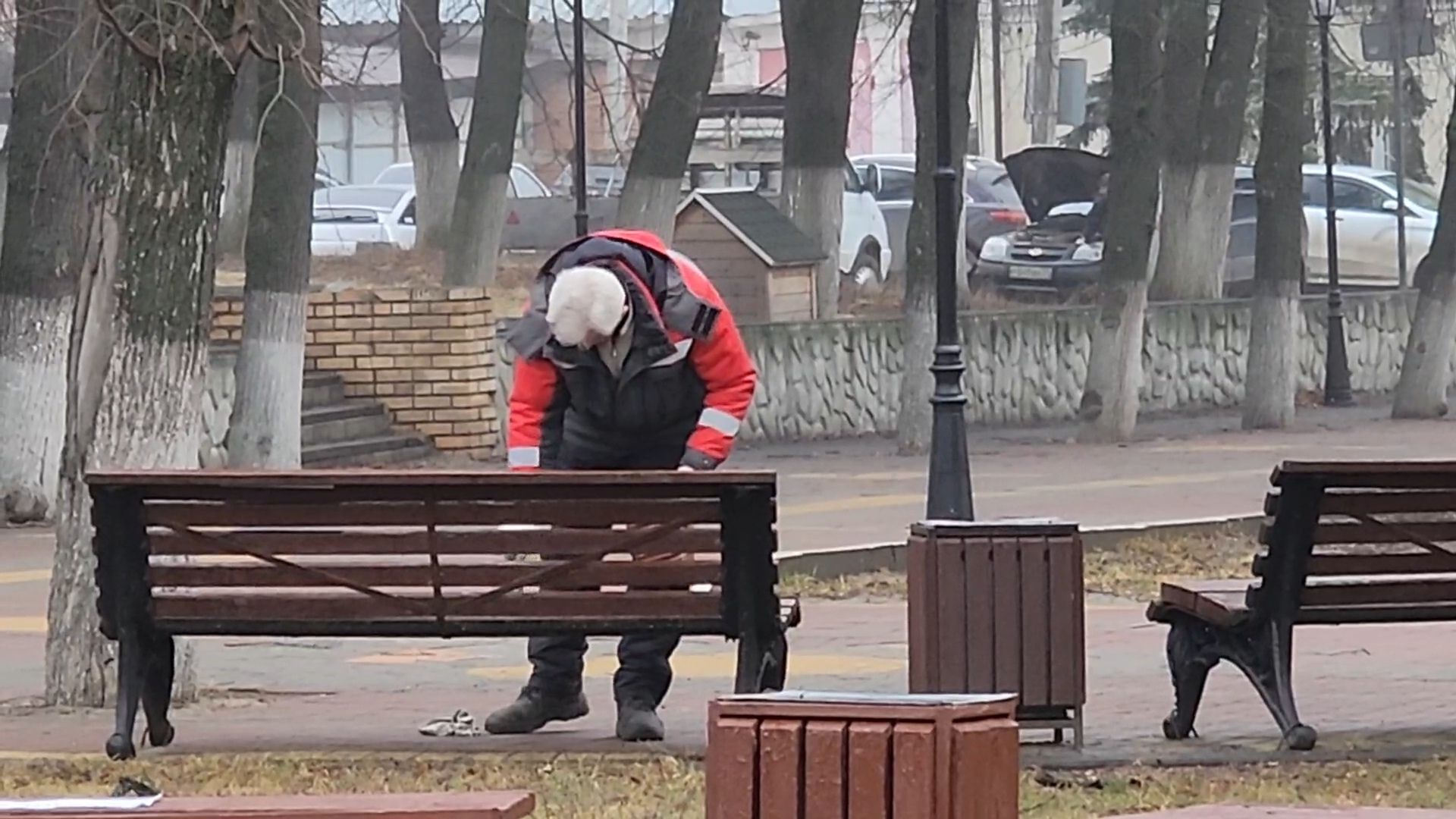 Бронницы, Благоустройство, Красят лавочки,