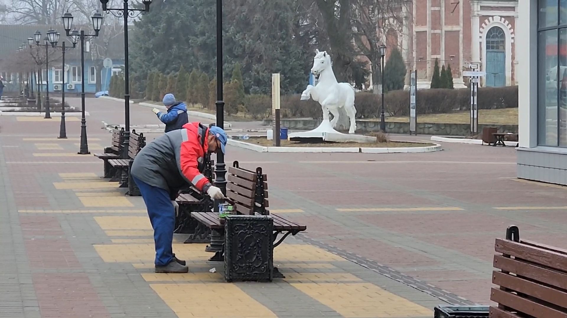 Бронницы, Благоустройство, Красят лавочки,