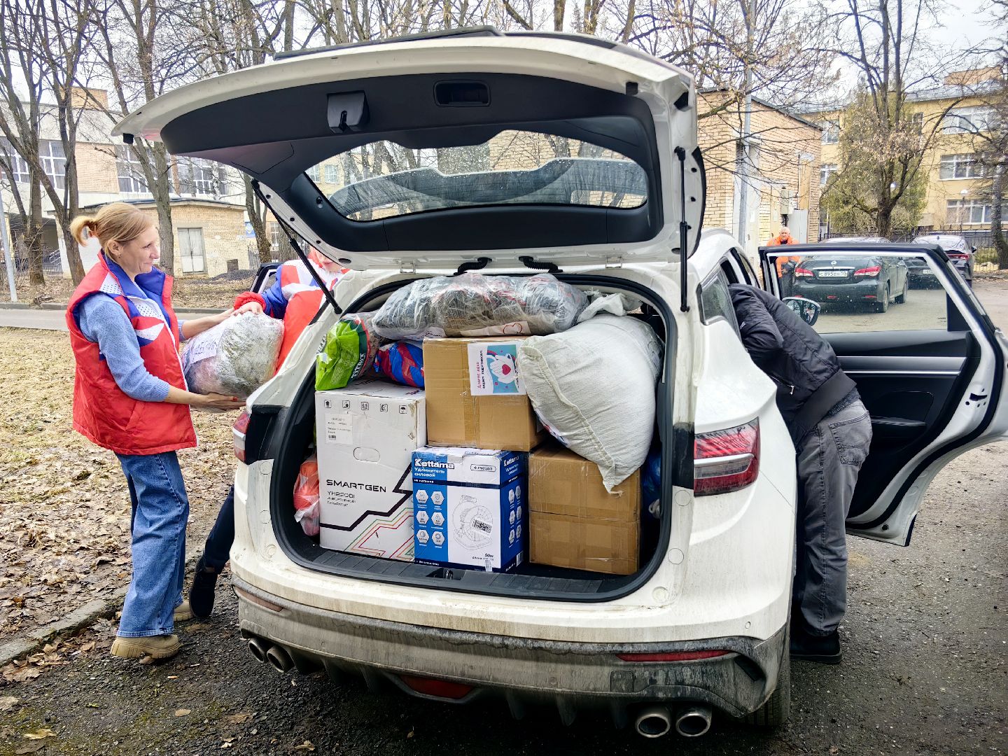 гуманитарная помощь, маскировочные сети, медикаменты, окопные свечи,