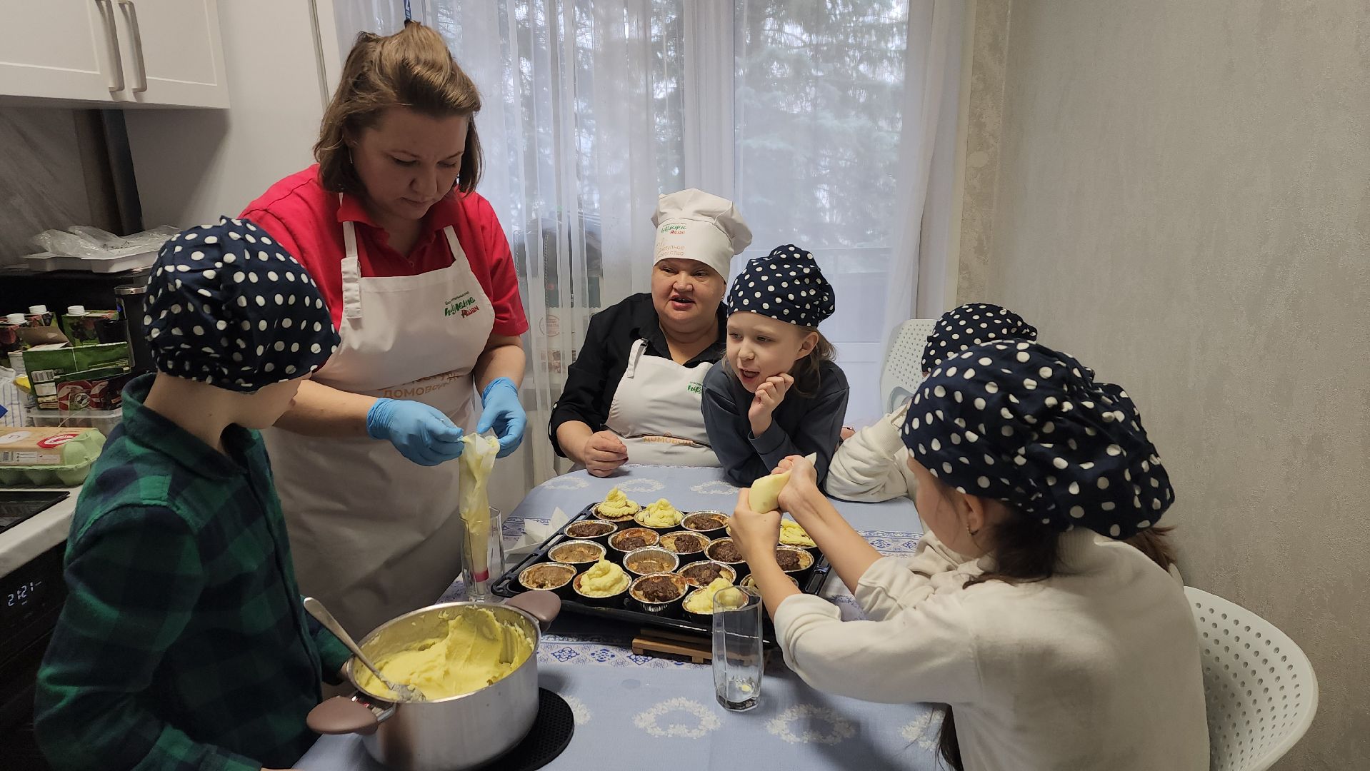 ивантеевка, центр социального обслуживания, дети с особенностями развития, мастер-класс,кухня, пирожные, социализация детей,