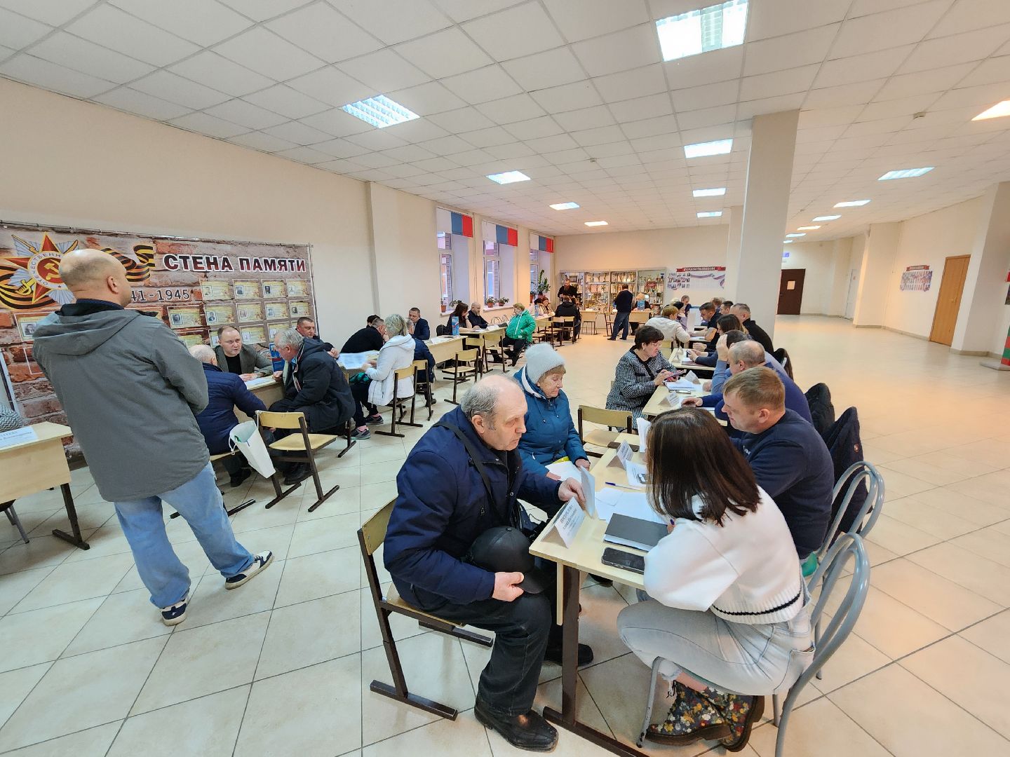 Чехов, поселок Любучаны, выездная администрация, встреча с жителями, обращения граждан, улица Заводская, текущий ремонт, отмостка, фасад, цоколь, мбу чеховское благоустройство,