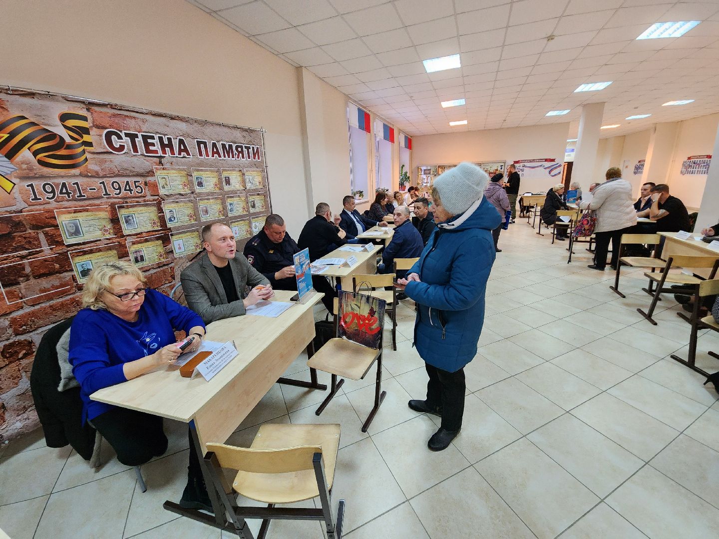 Чехов, поселок Любучаны, выездная администрация, встреча с жителями, обращения граждан, улица Заводская, текущий ремонт, отмостка, фасад, цоколь, мбу чеховское благоустройство,