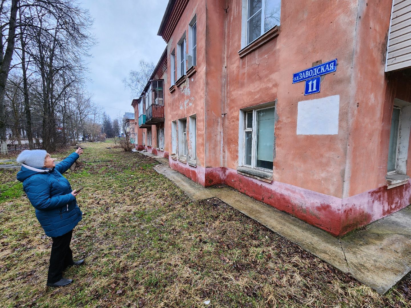 Чехов, поселок Любучаны, выездная администрация, встреча с жителями, обращения граждан, улица Заводская, текущий ремонт, отмостка, фасад, цоколь, мбу чеховское благоустройство,