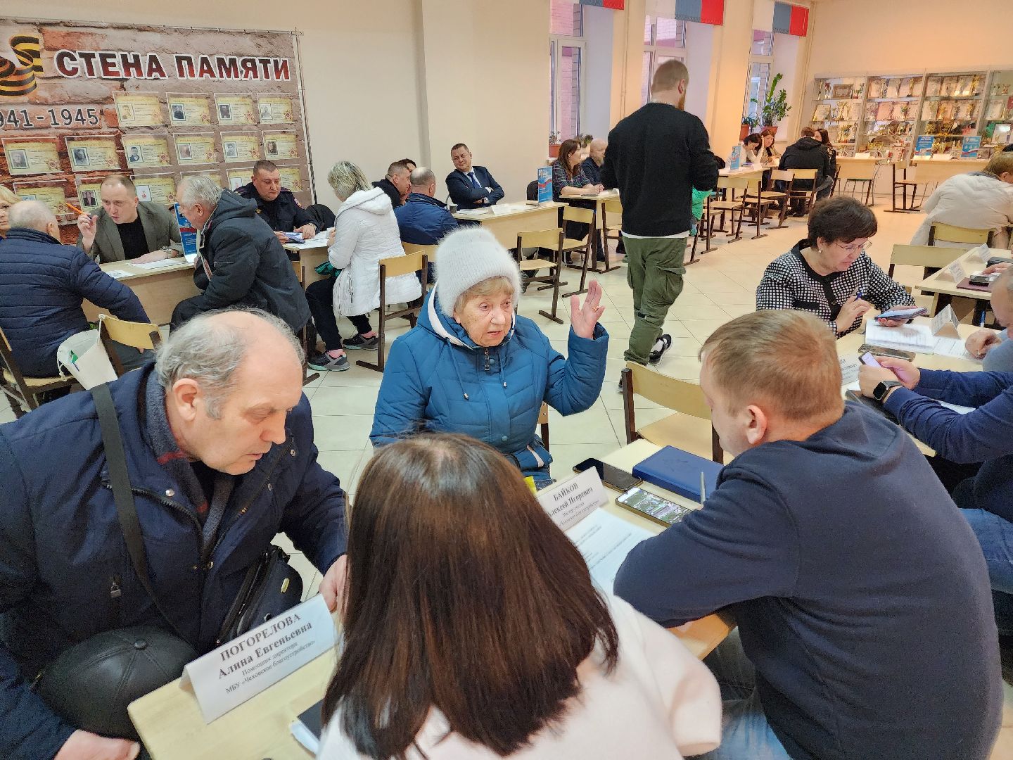 Чехов, поселок Любучаны, выездная администрация, встреча с жителями, обращения граждан, улица Заводская, текущий ремонт, отмостка, фасад, цоколь, мбу чеховское благоустройство,