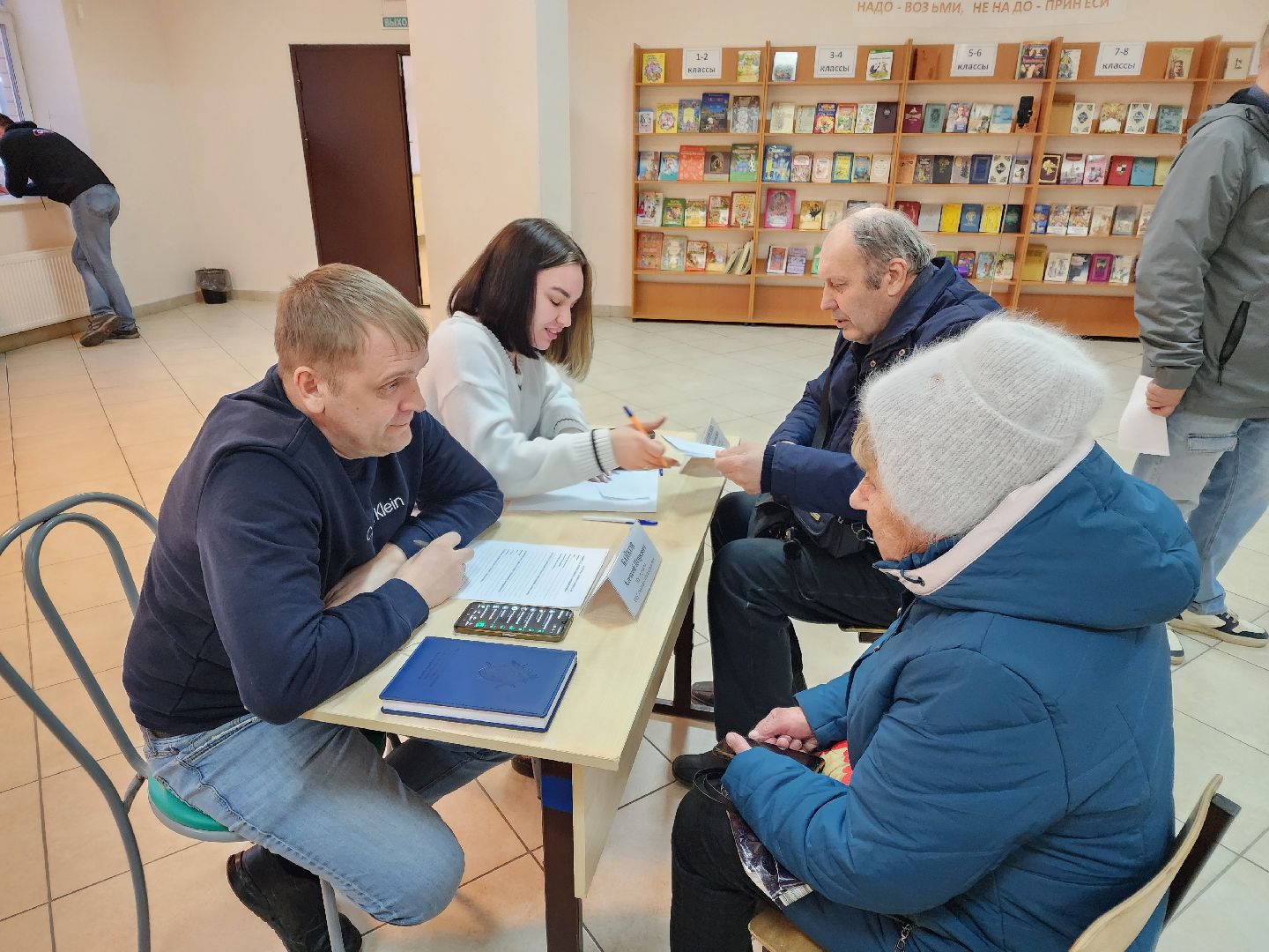 Чехов, поселок Любучаны, выездная администрация, встреча с жителями, обращения граждан, улица Заводская, текущий ремонт, отмостка, фасад, цоколь, мбу чеховское благоустройство,