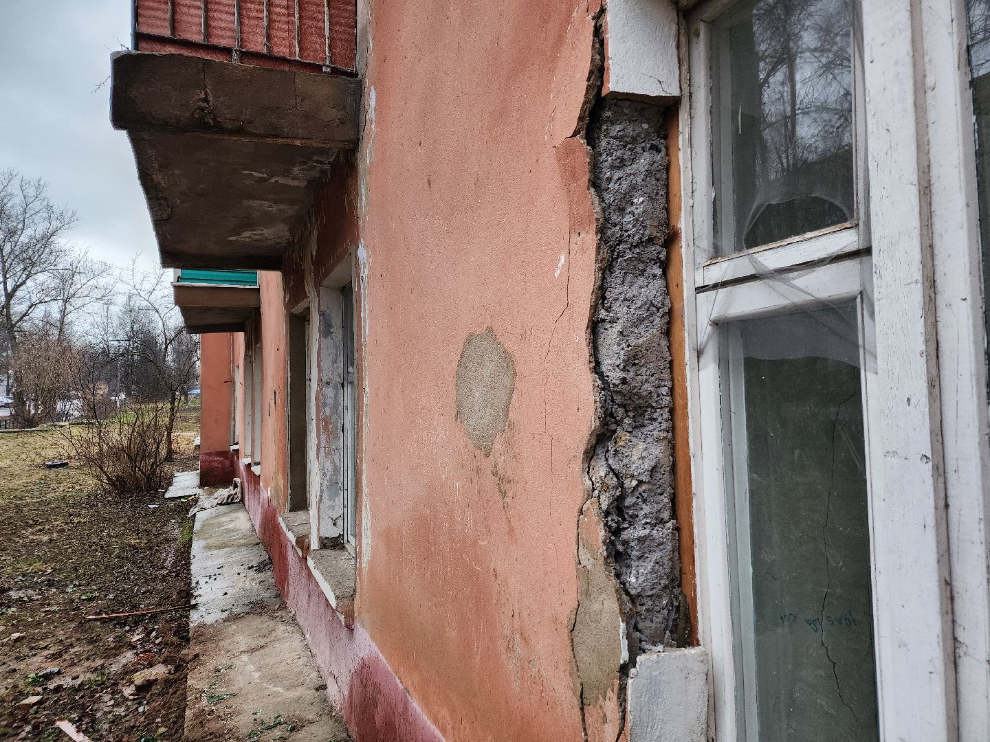 Чехов, поселок Любучаны, выездная администрация, встреча с жителями, обращения граждан, улица Заводская, текущий ремонт, отмостка, фасад, цоколь, мбу чеховское благоустройство,
